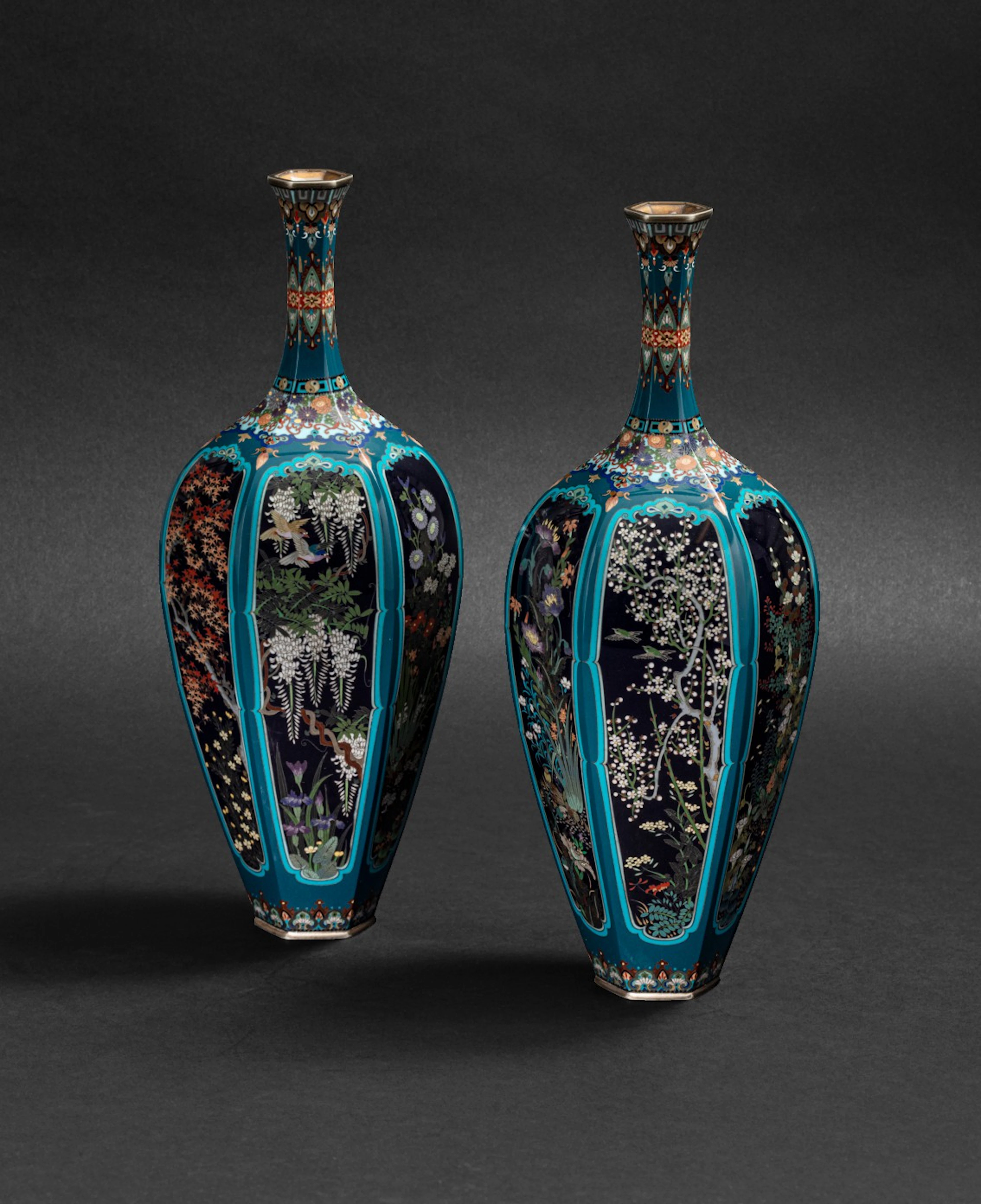 Paire de vases balustres à long col en émaux cloisonnés Japon