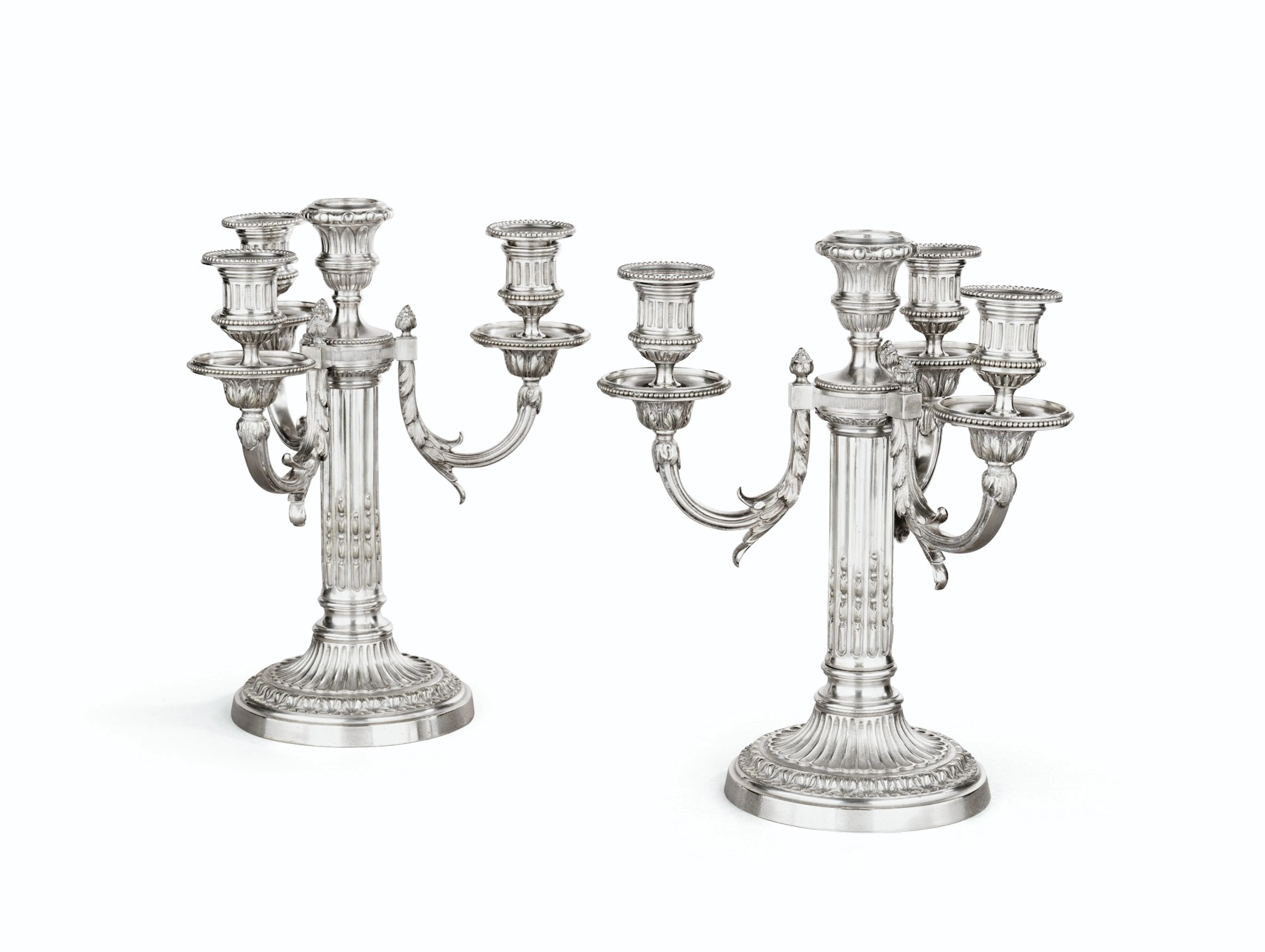 Paire de chandeliers à quatre lumières de style Louis XVI en bronze argenté
