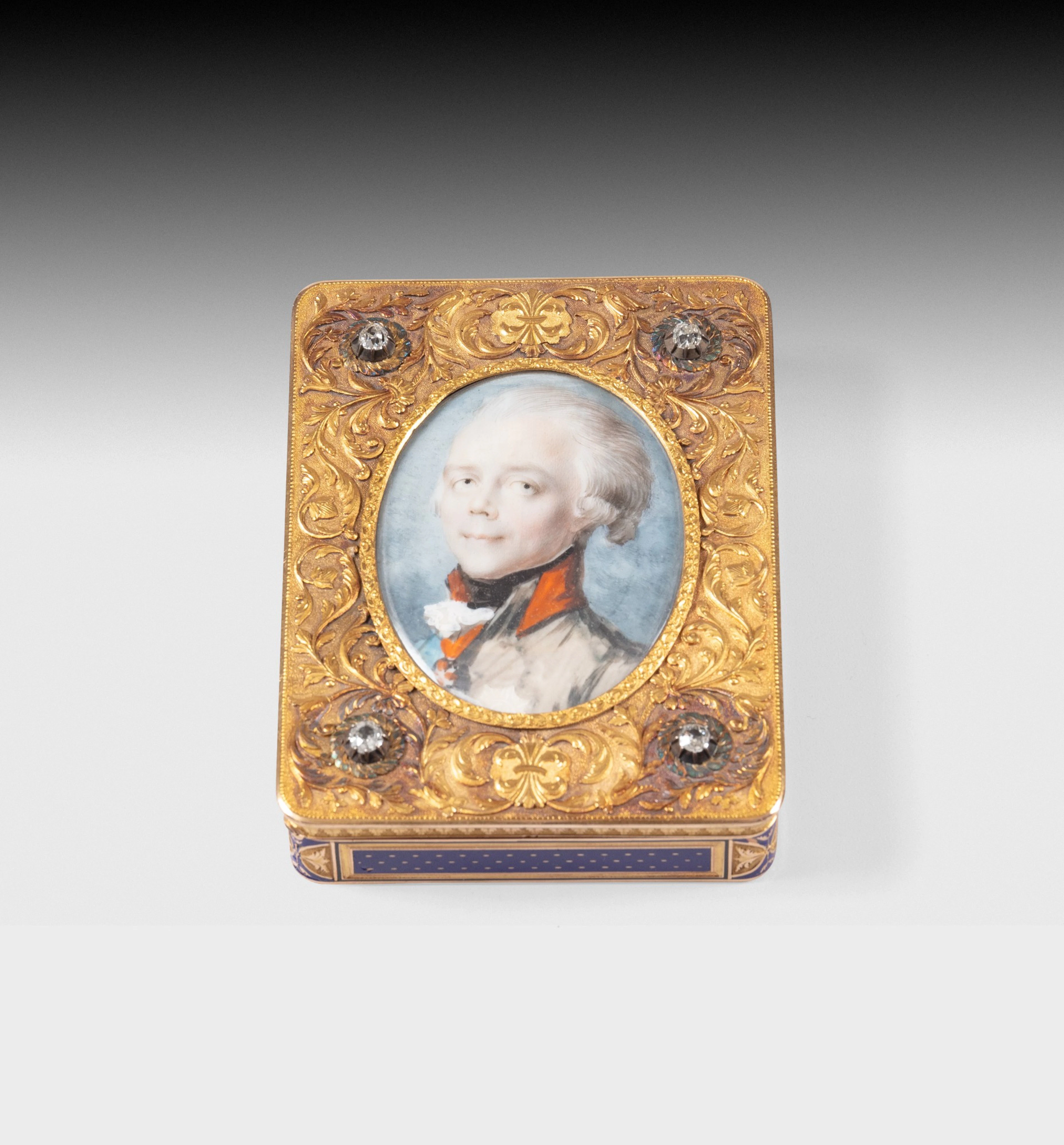 A gold and enamel box