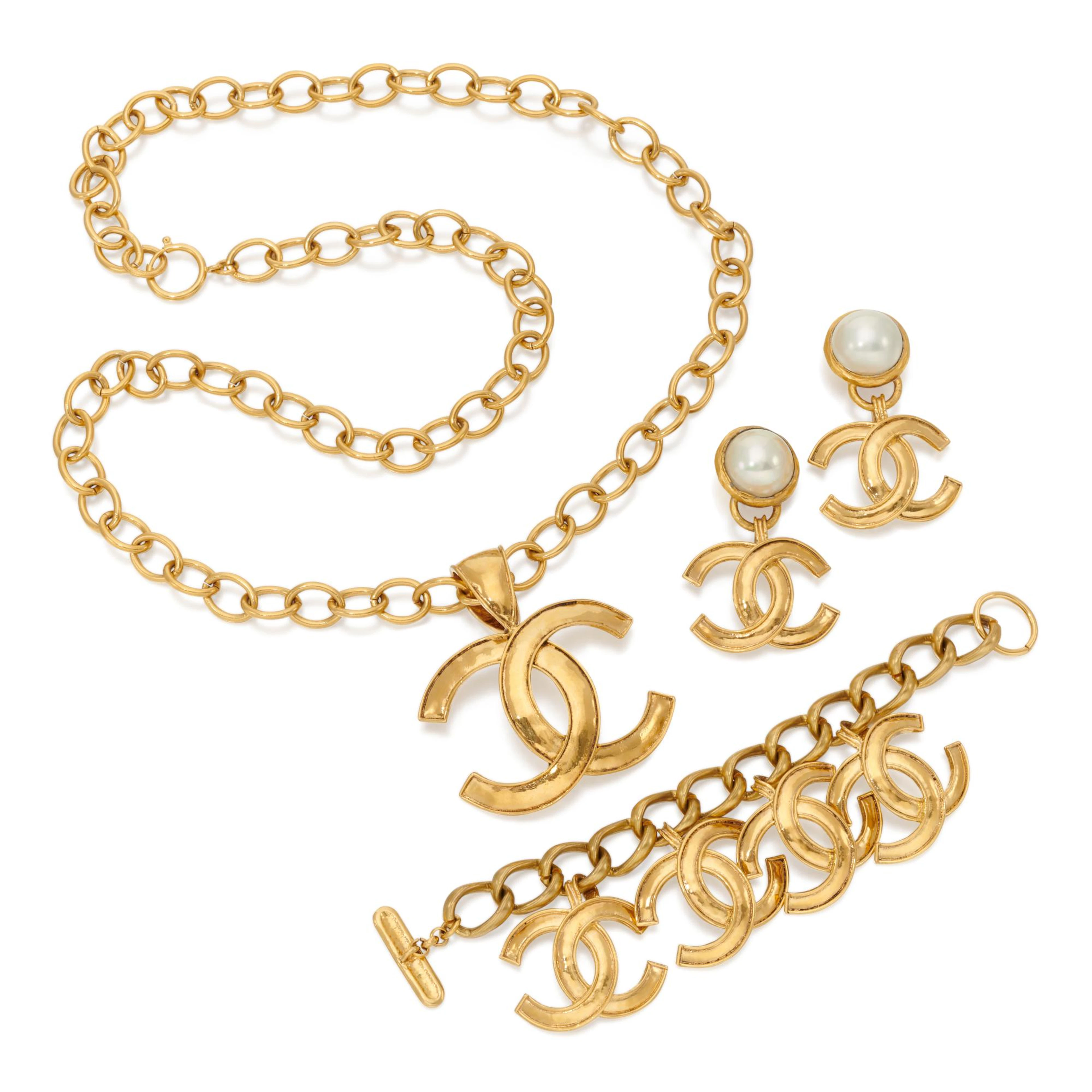 Demi parure with Resin Pearl Logo earrings