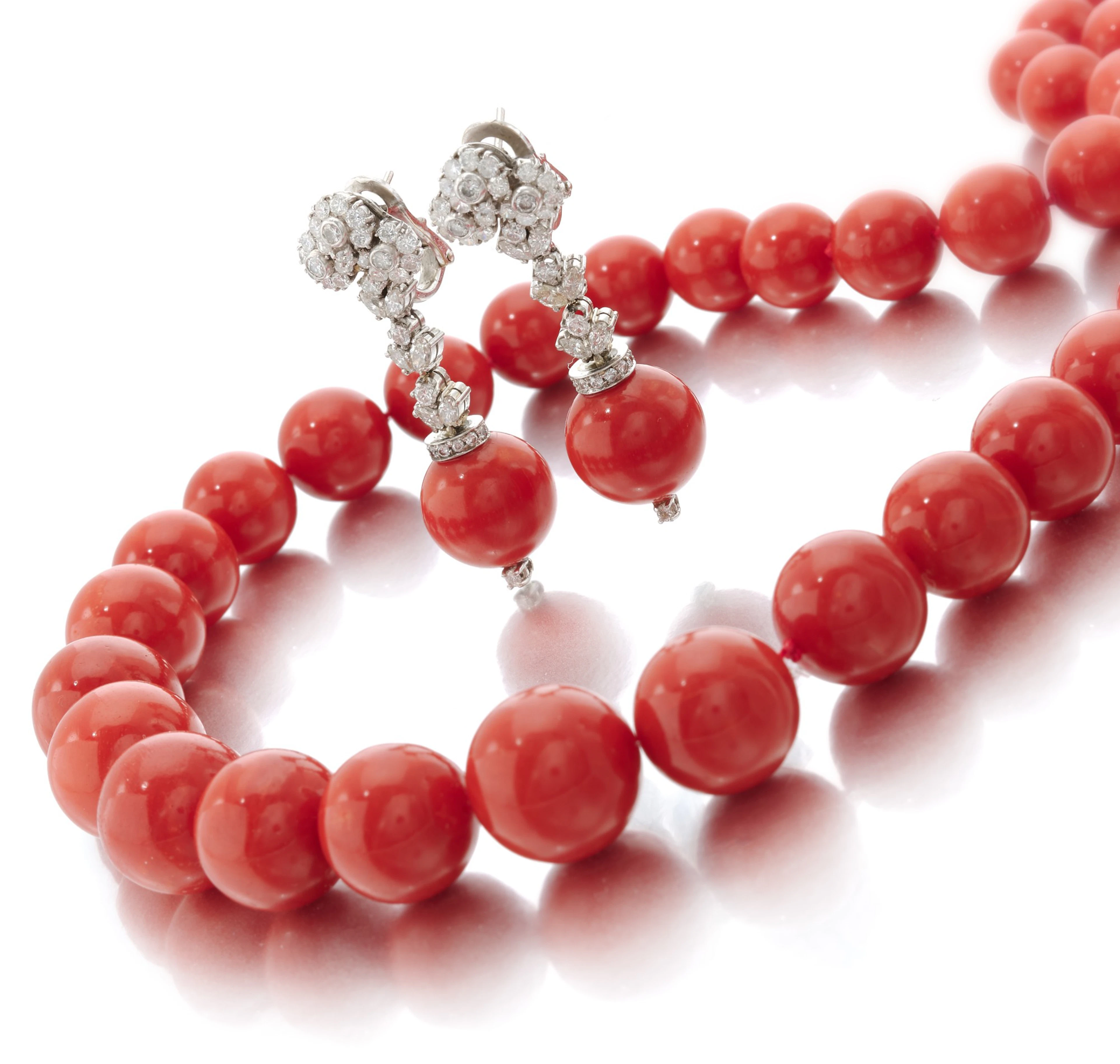 Coral and diamond necklace and earrings (Collana e...