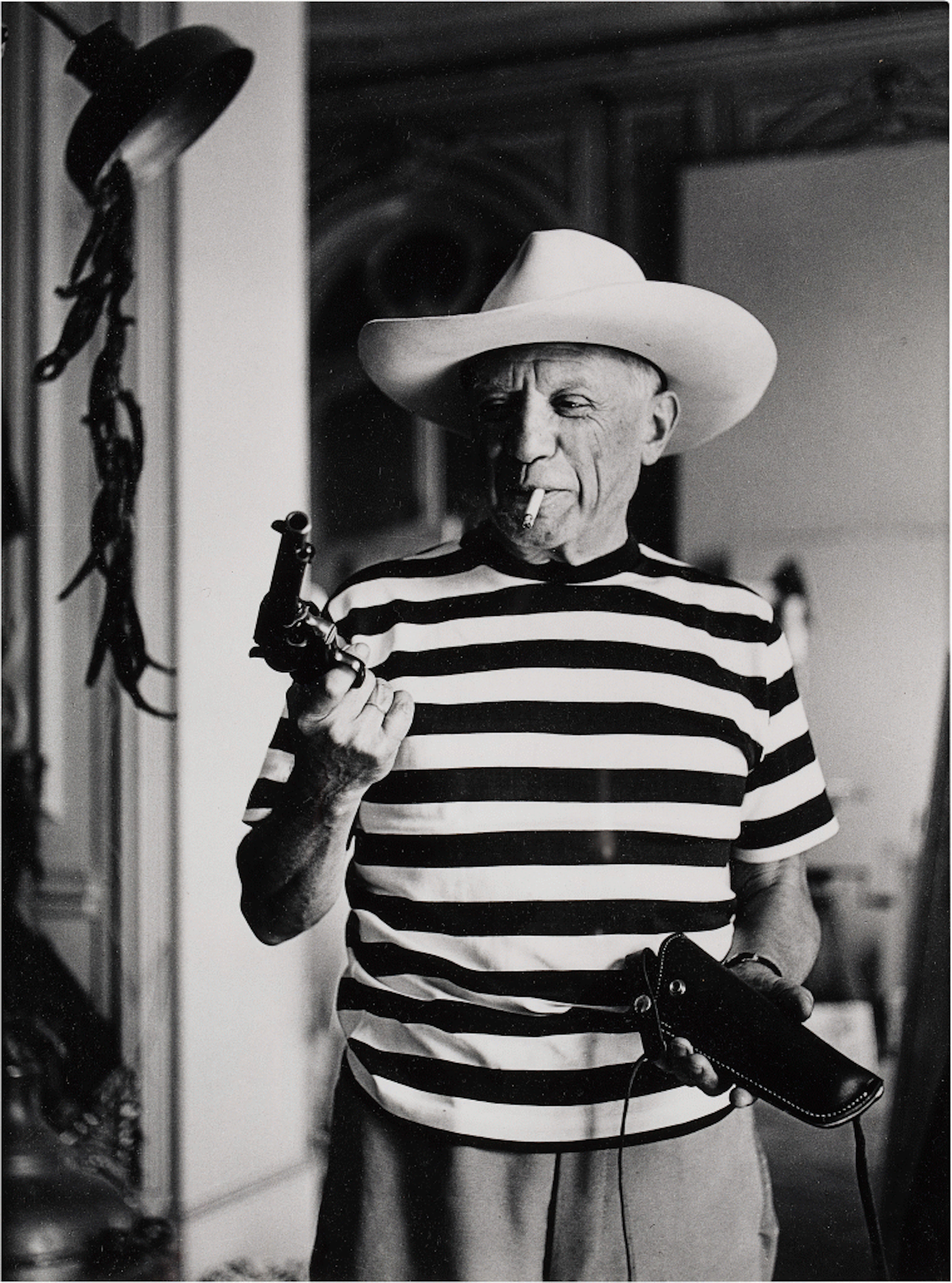 'Picasso avec le revolver et le Chapeau que lui avait offert Gary Cooper