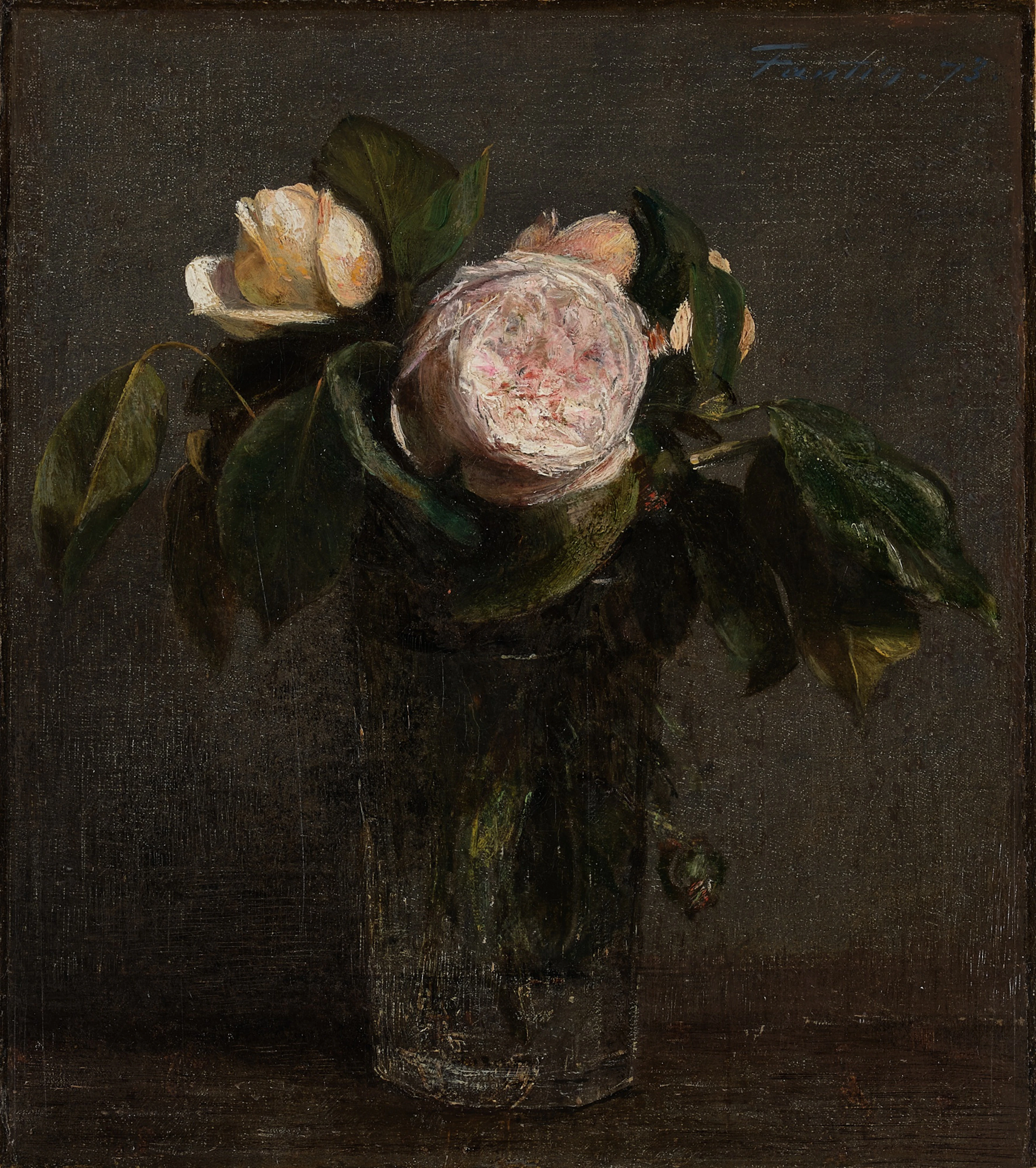 Roses dans un verre long