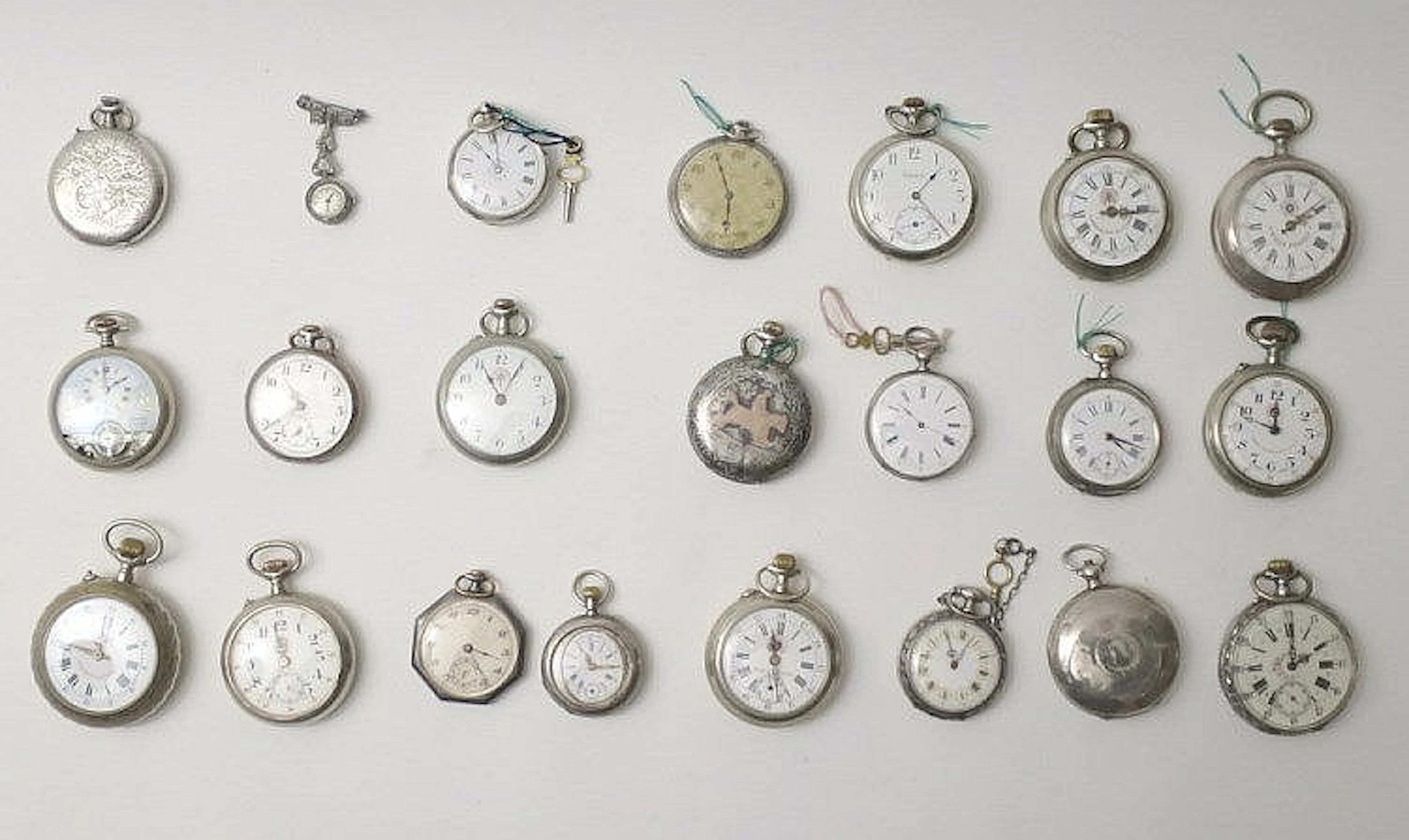 COLLEZIONE DI 22 OROLOGI DA TASCA IN ARGENTO E METALLO,XIX SECOLOA LOT OF