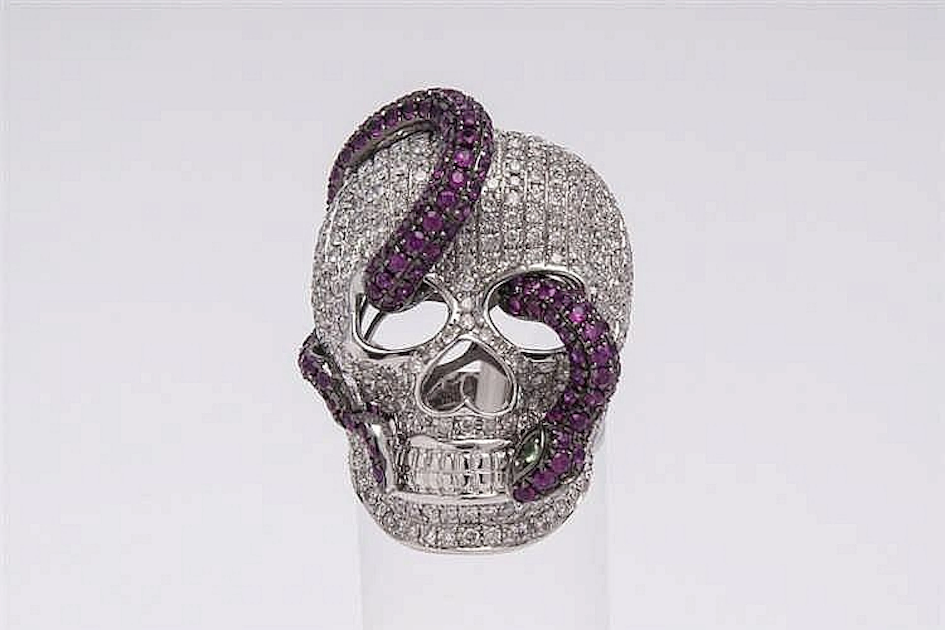 ANELLO 'MEMENTO MORI' IN ORO BIANCO, DIAMANTI E RUBINI