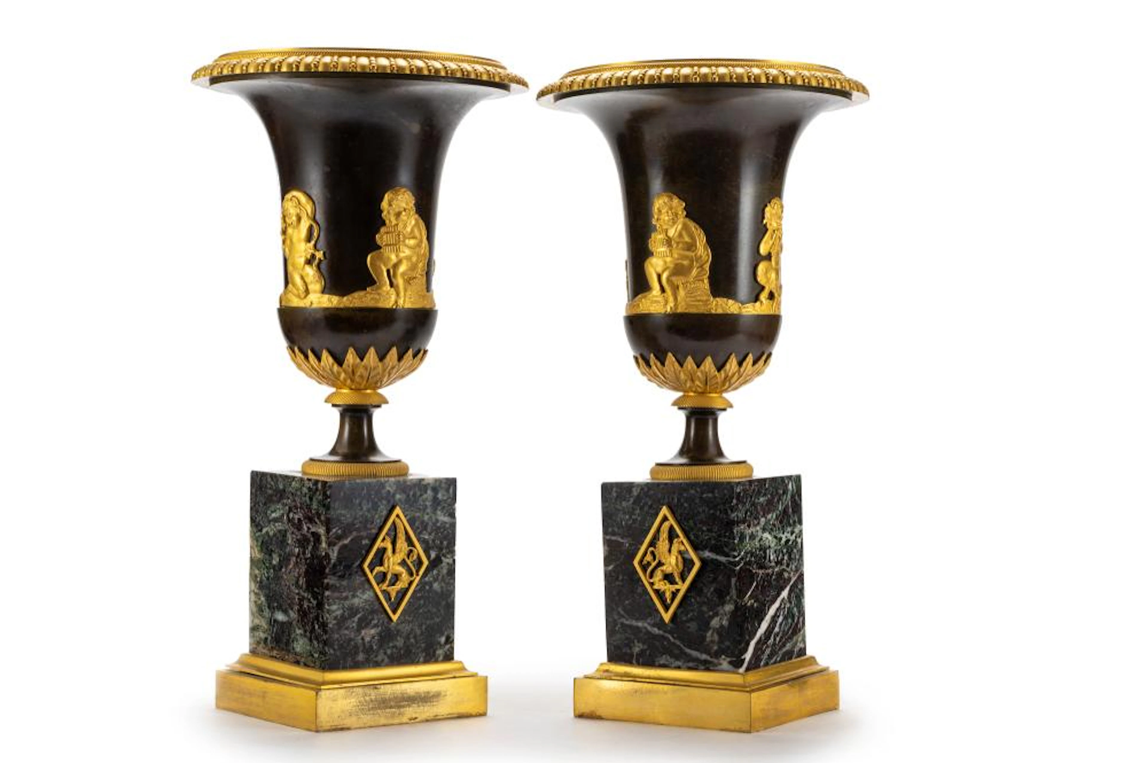 Coppia di vasi ad anfora di epoca Impero in bronzo in...