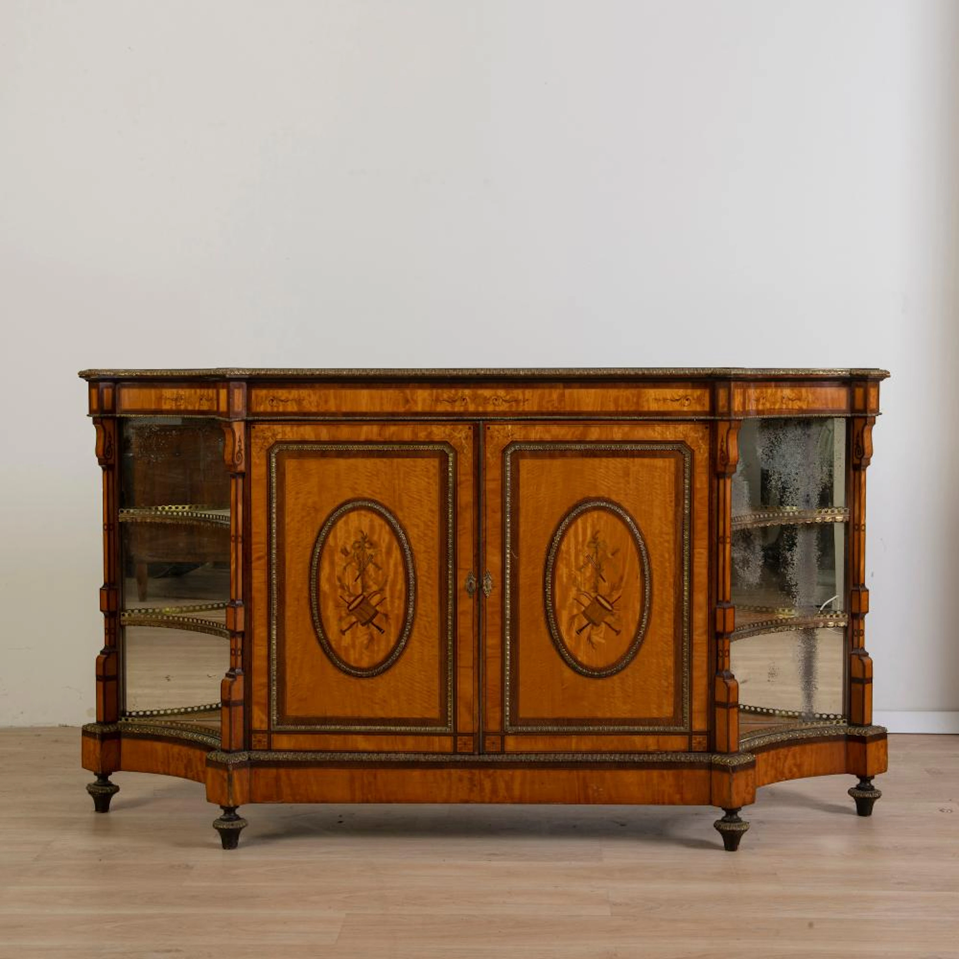 Servante in satinwood finemente intarsiata con finiture in bronzo dorato