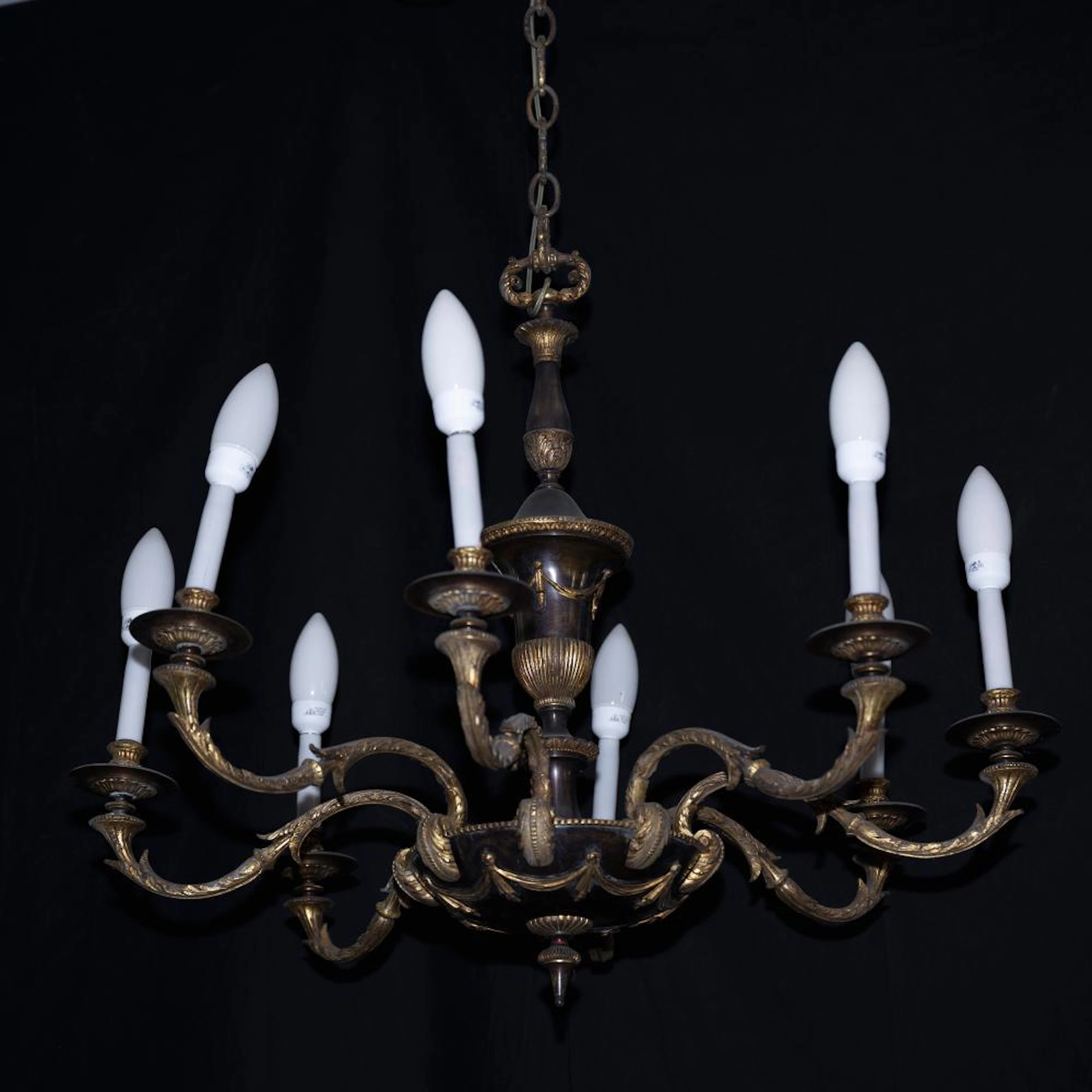 Lampadario in bronzo a otto fiamme