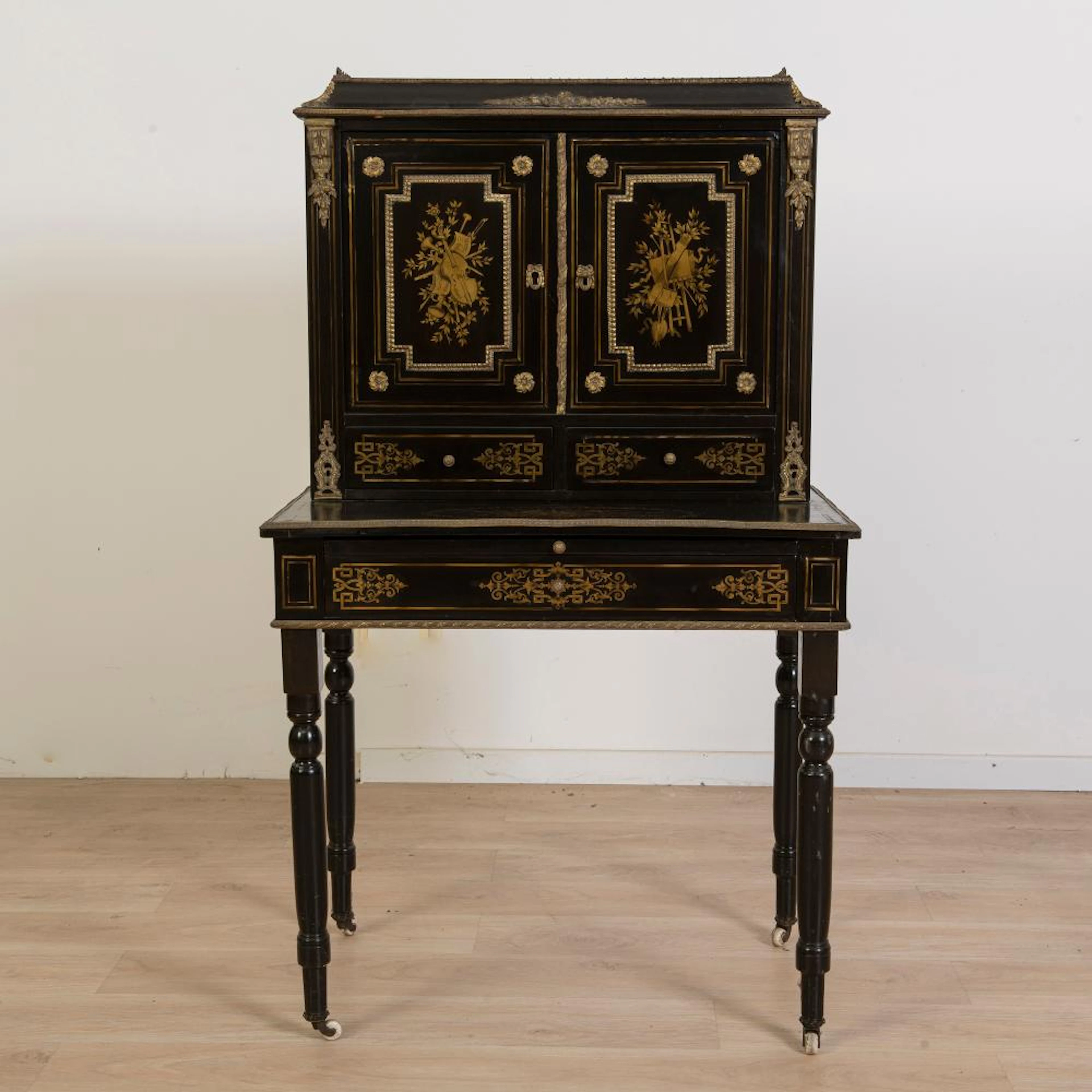 Bonheur du jour in legno ebanizzato con finiture in bronzo dorato