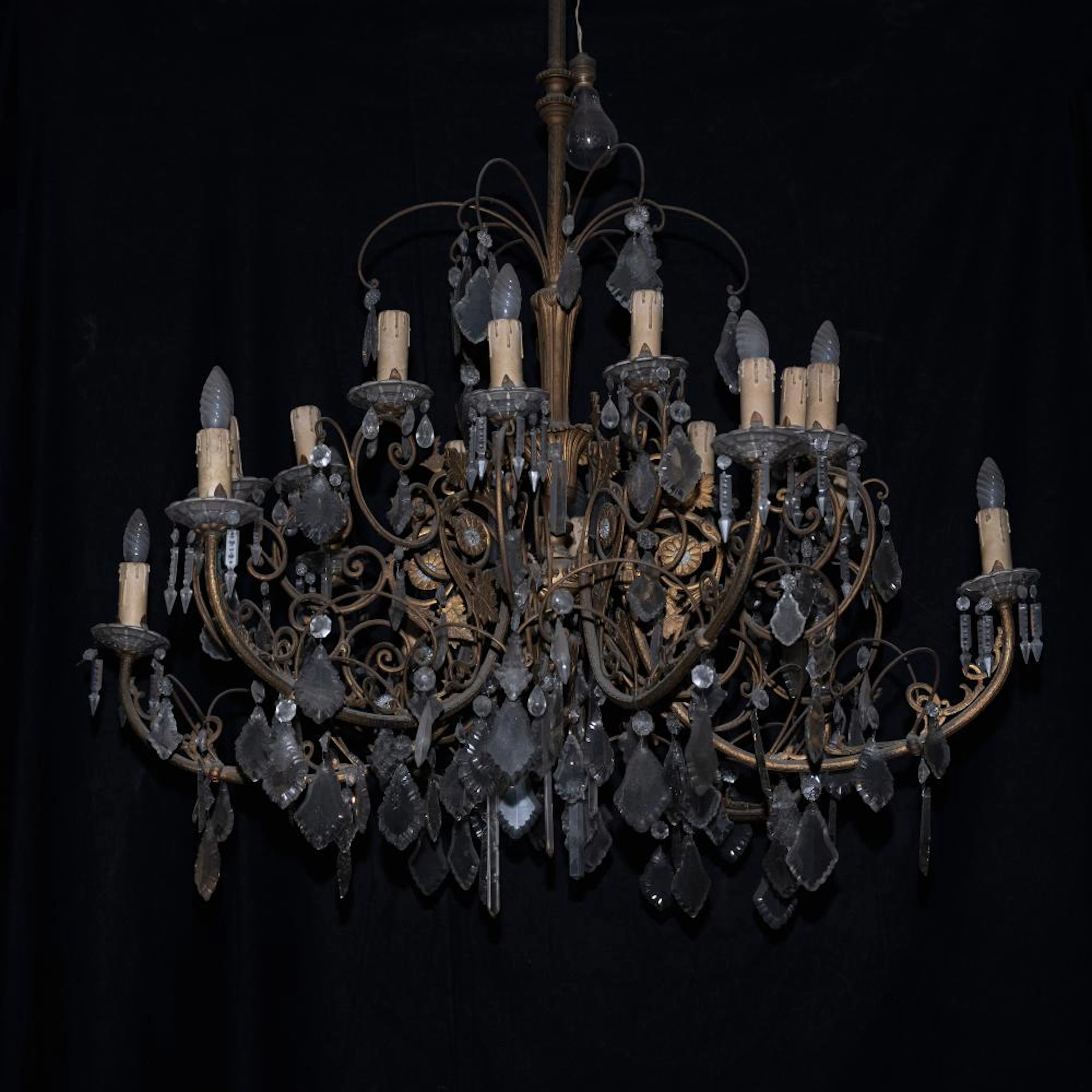 Lampadario con pendenti in cristallo a diciotto luci