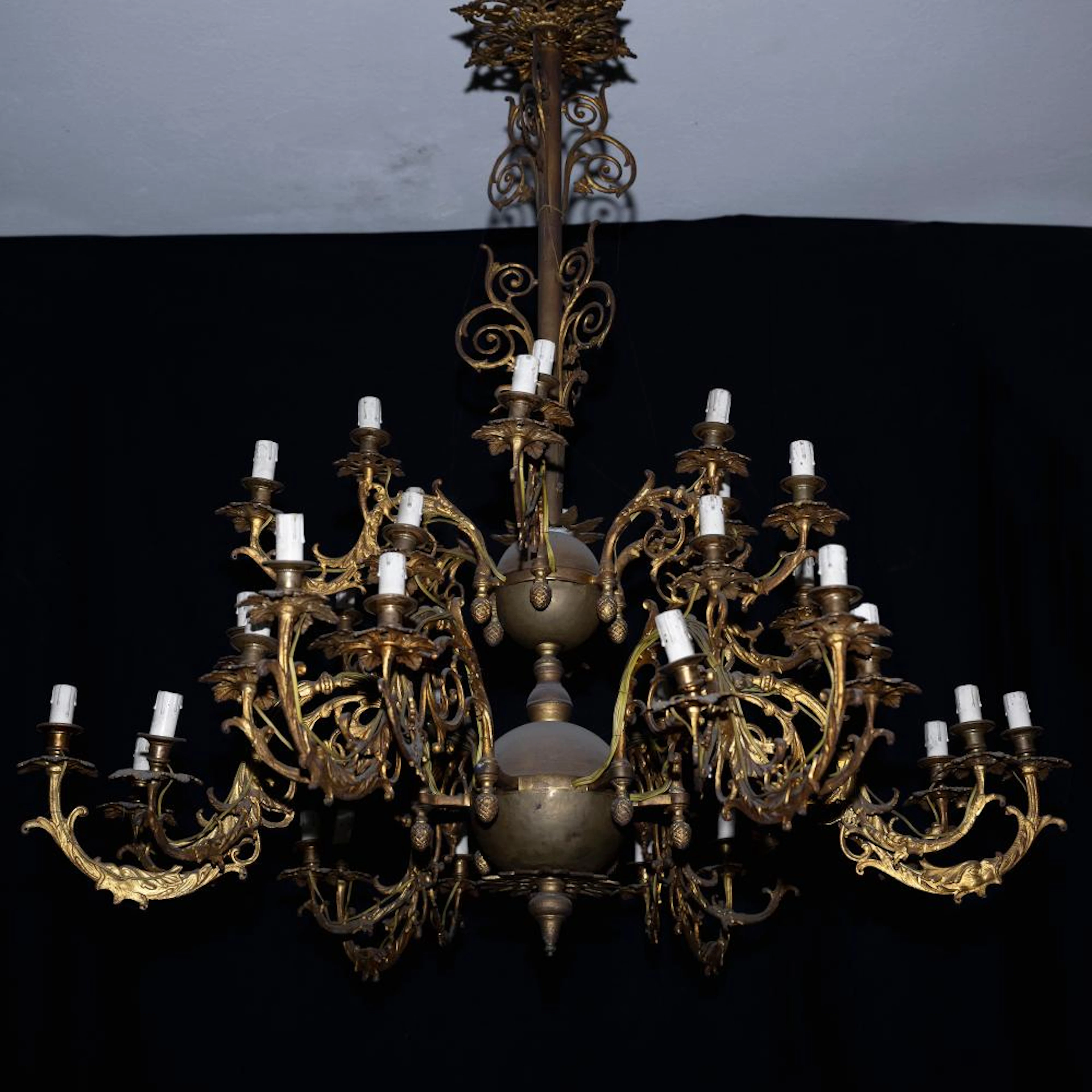 Lampadario in ferro battuto a trentasei luci