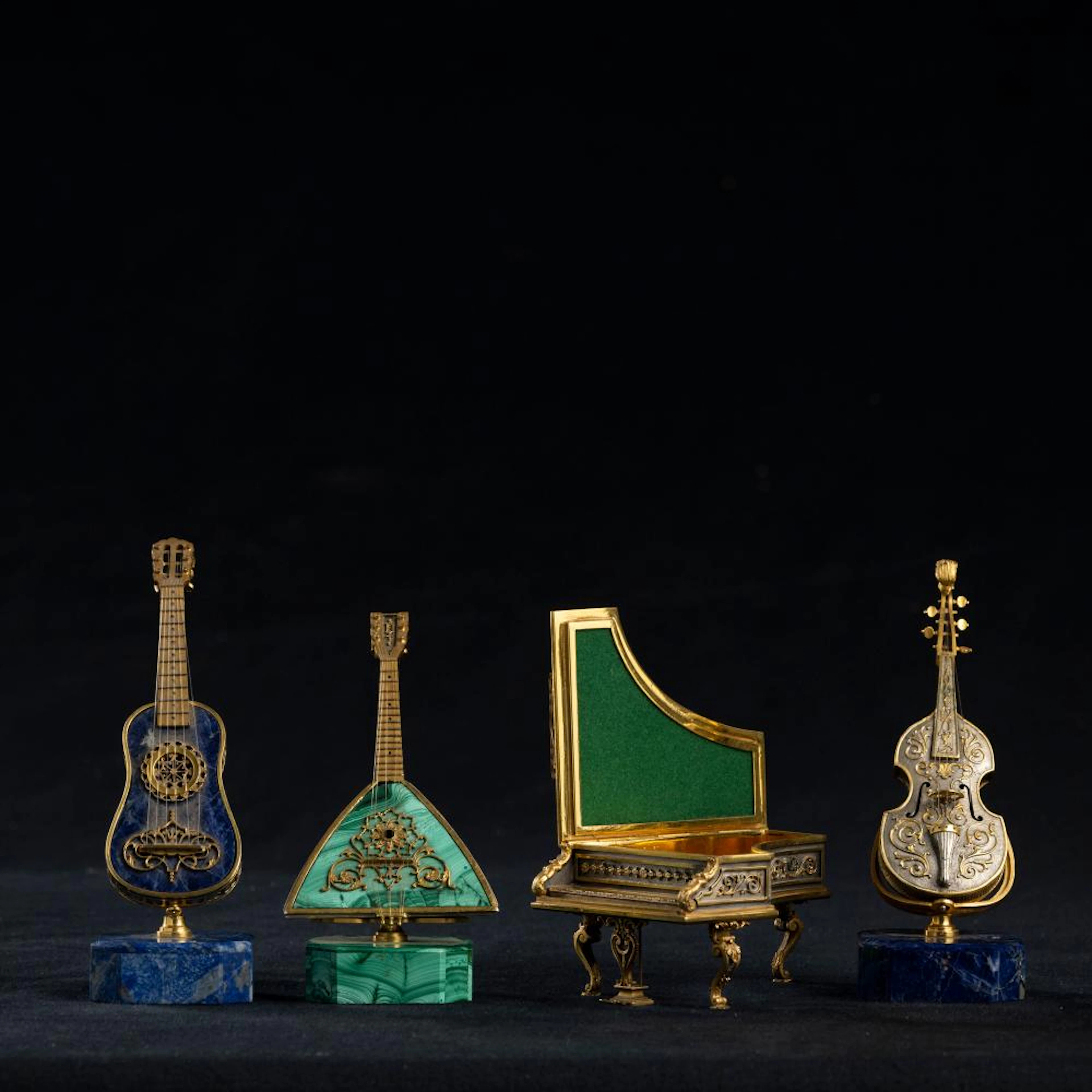GRUPPO DI QUATTRO STRUMENTI MUSICALI
