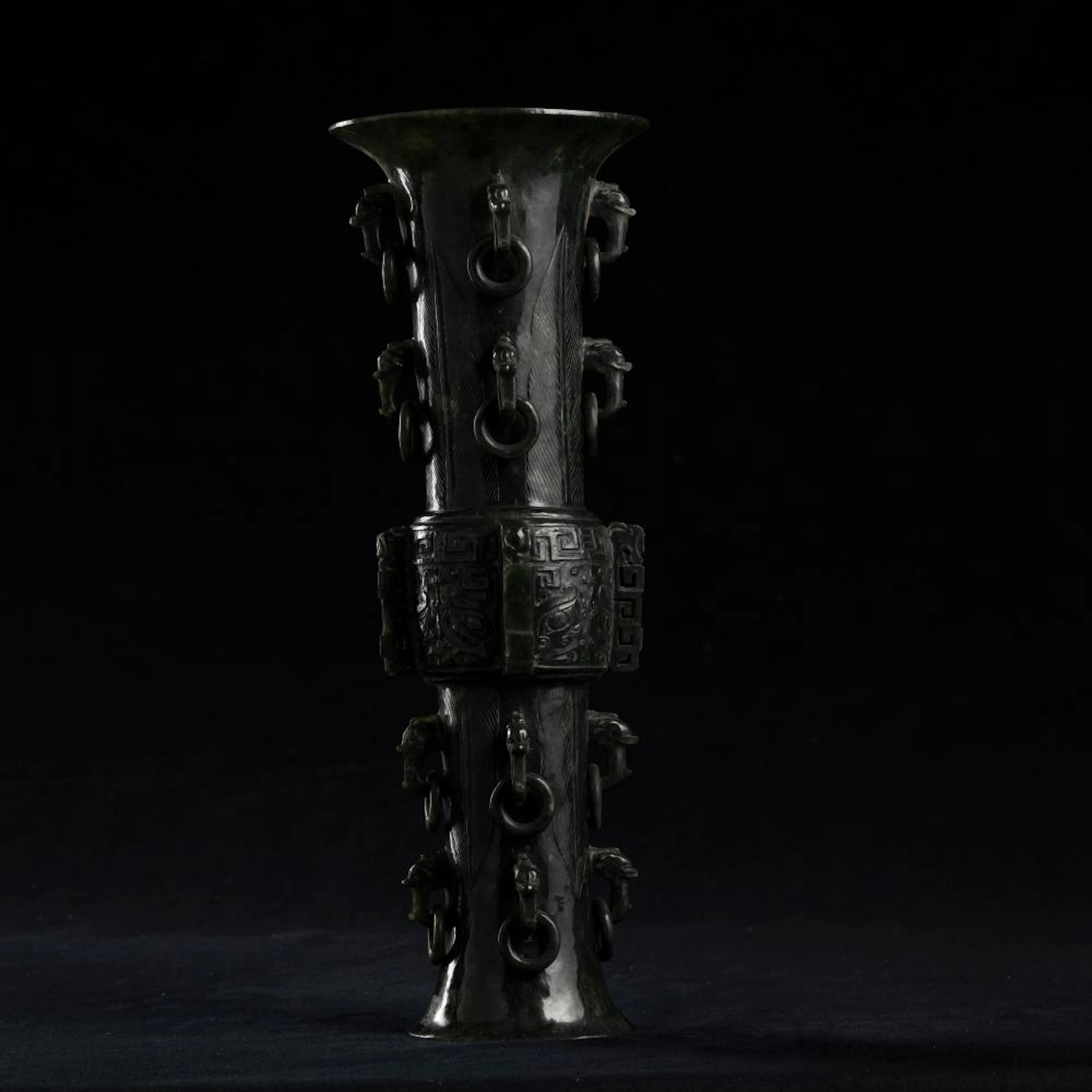 VASO A TROMBA IN GIADA VERDE SPINACIO CON DECORO CENTRALE ARCAICO