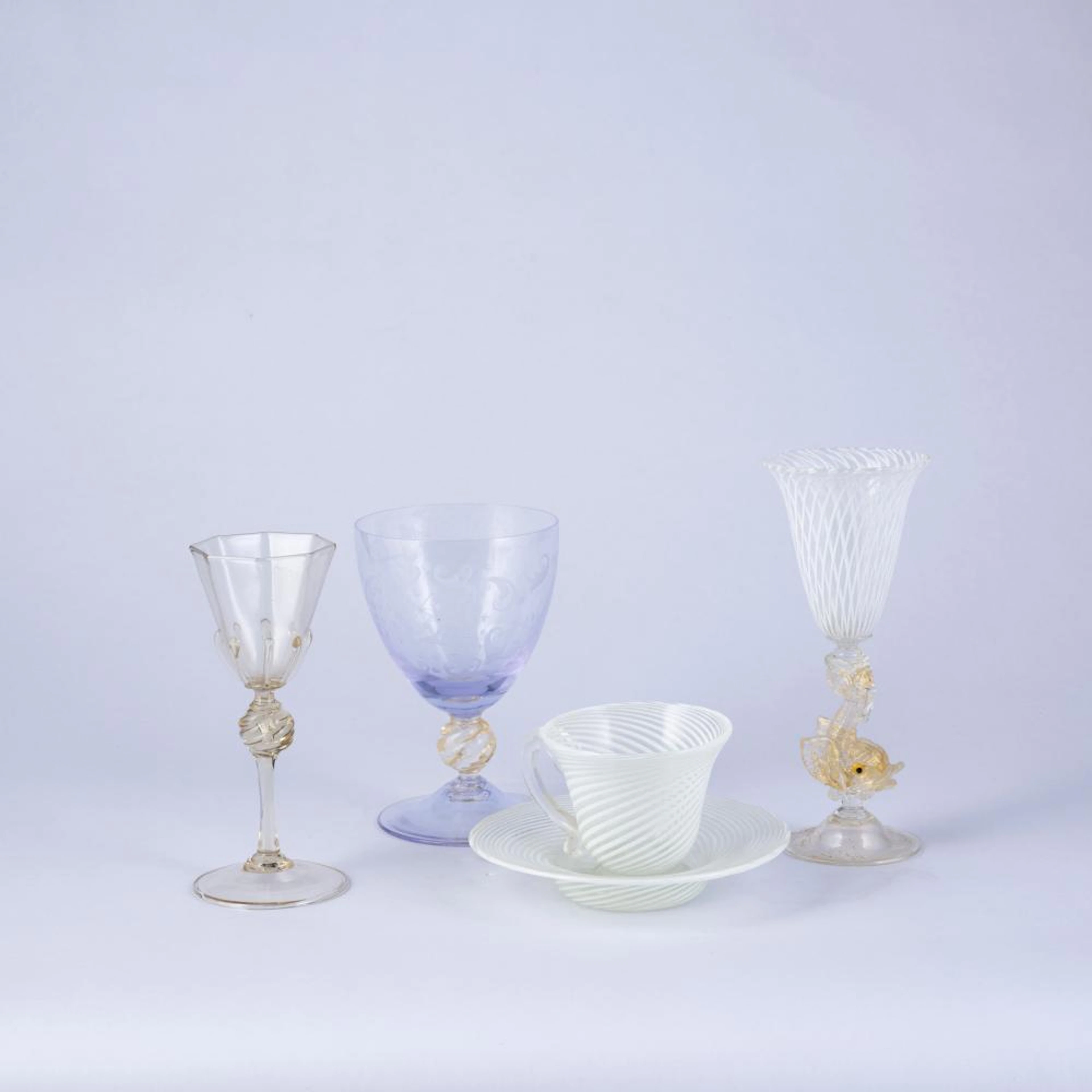 SET DI CALICI E TAZZINA CON PIATTINO