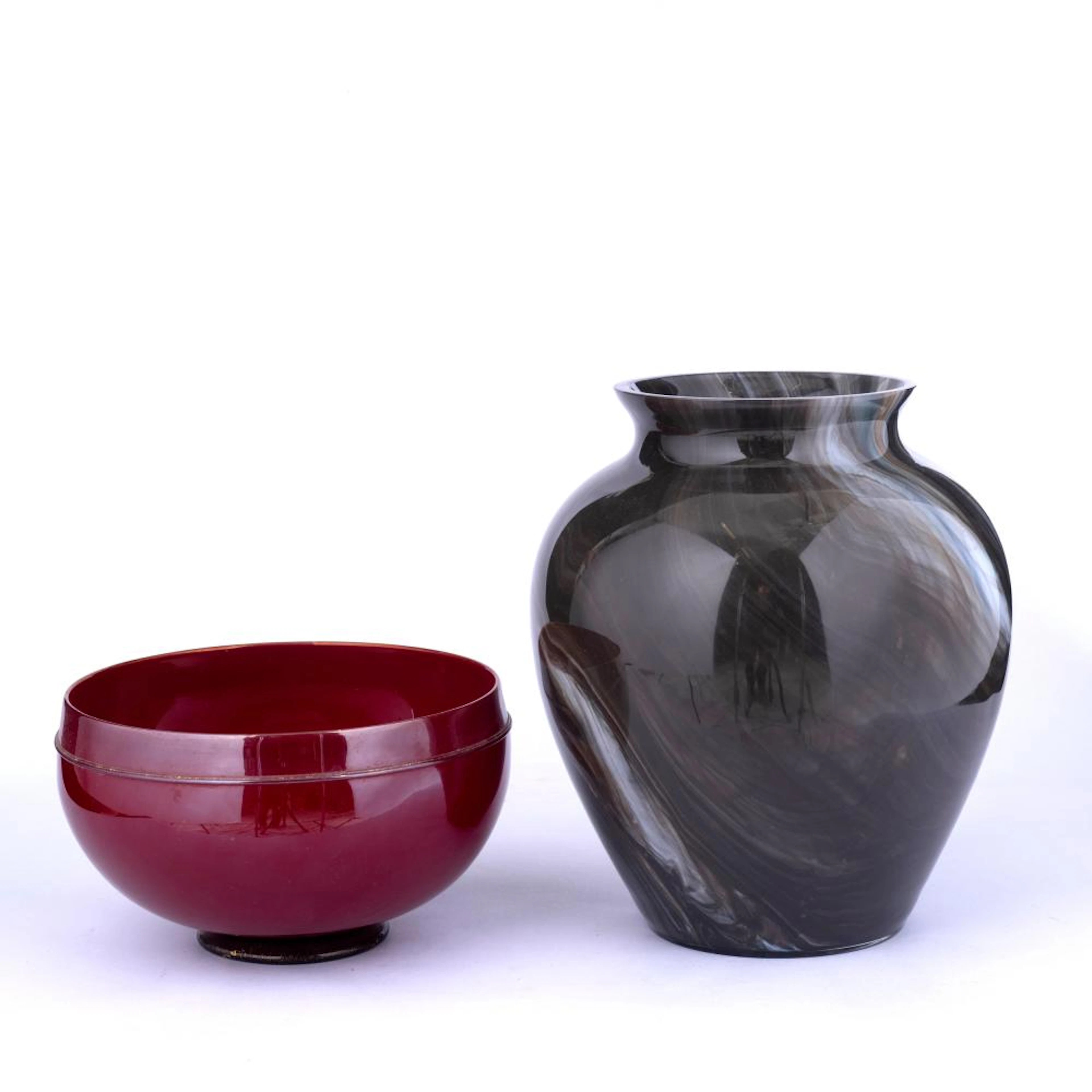 UNA COPPA ROSSA E UN VASO NERO