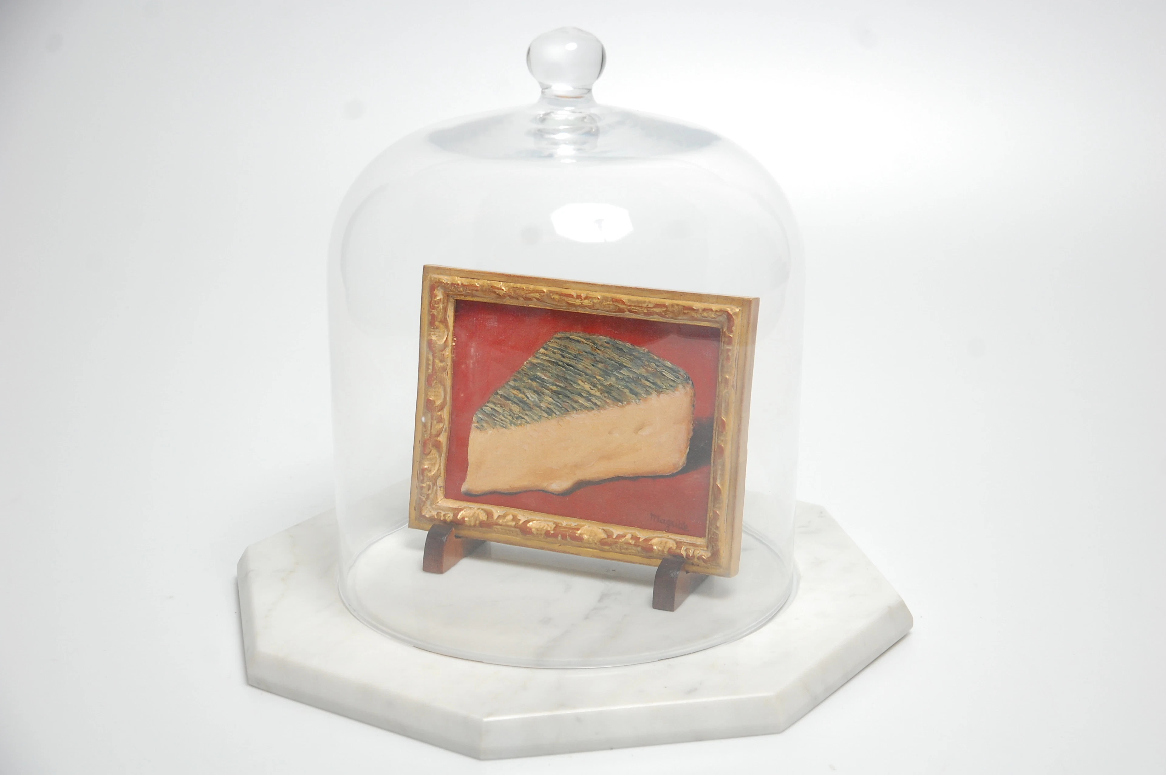 RENÉ MAGRITTE. Efter. 1898-1967," Ceci est un morceau de fromage " stämpelsignerad, numrerad 21/300, mixed media, gelatin print på canvas, placerad under glaskupa på marmorplatta, medföljande certifik
