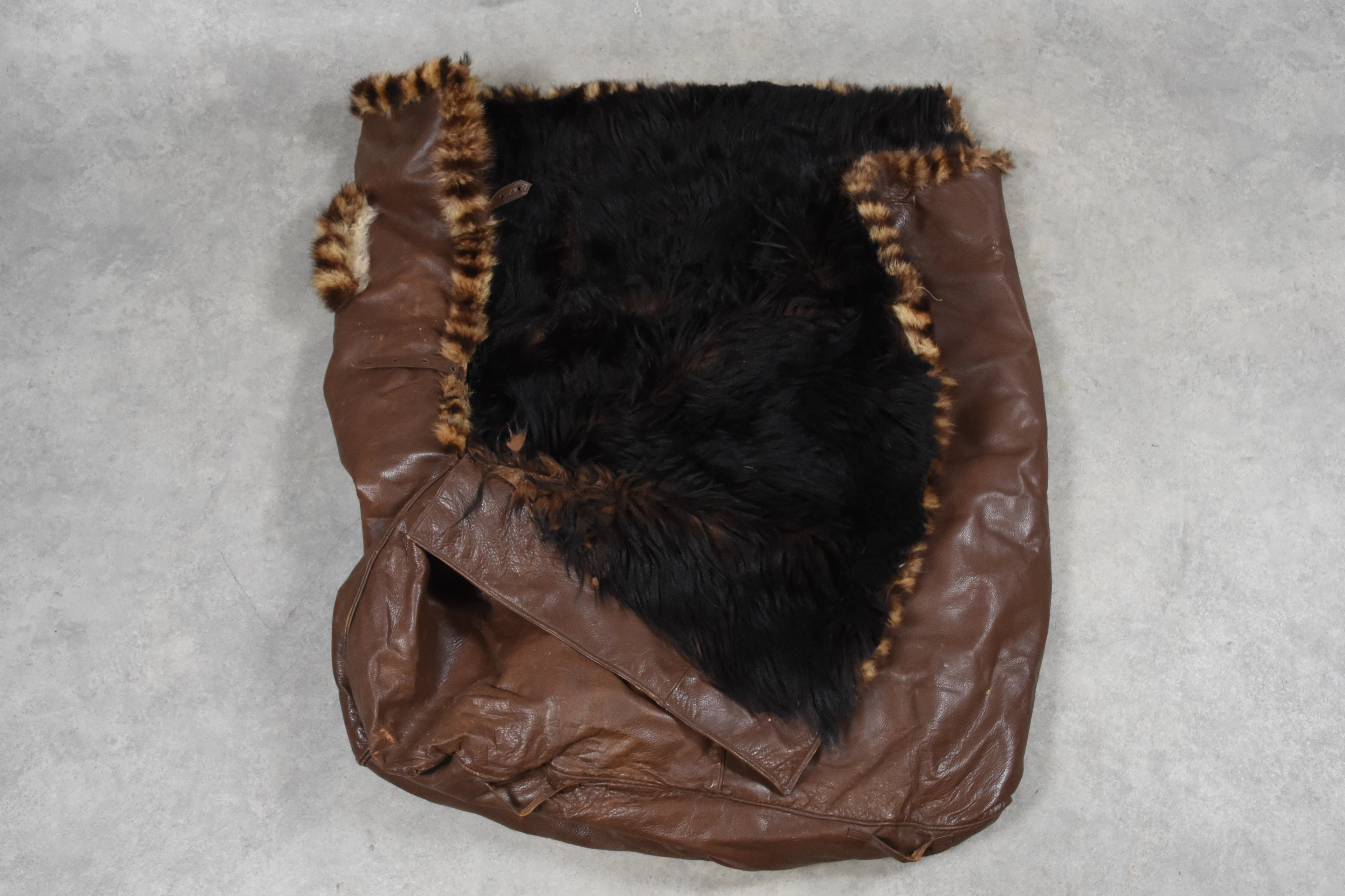 ÅKPÅSE VAGN / SLÄDE Björnfäll, skinn, 1900 talets början.