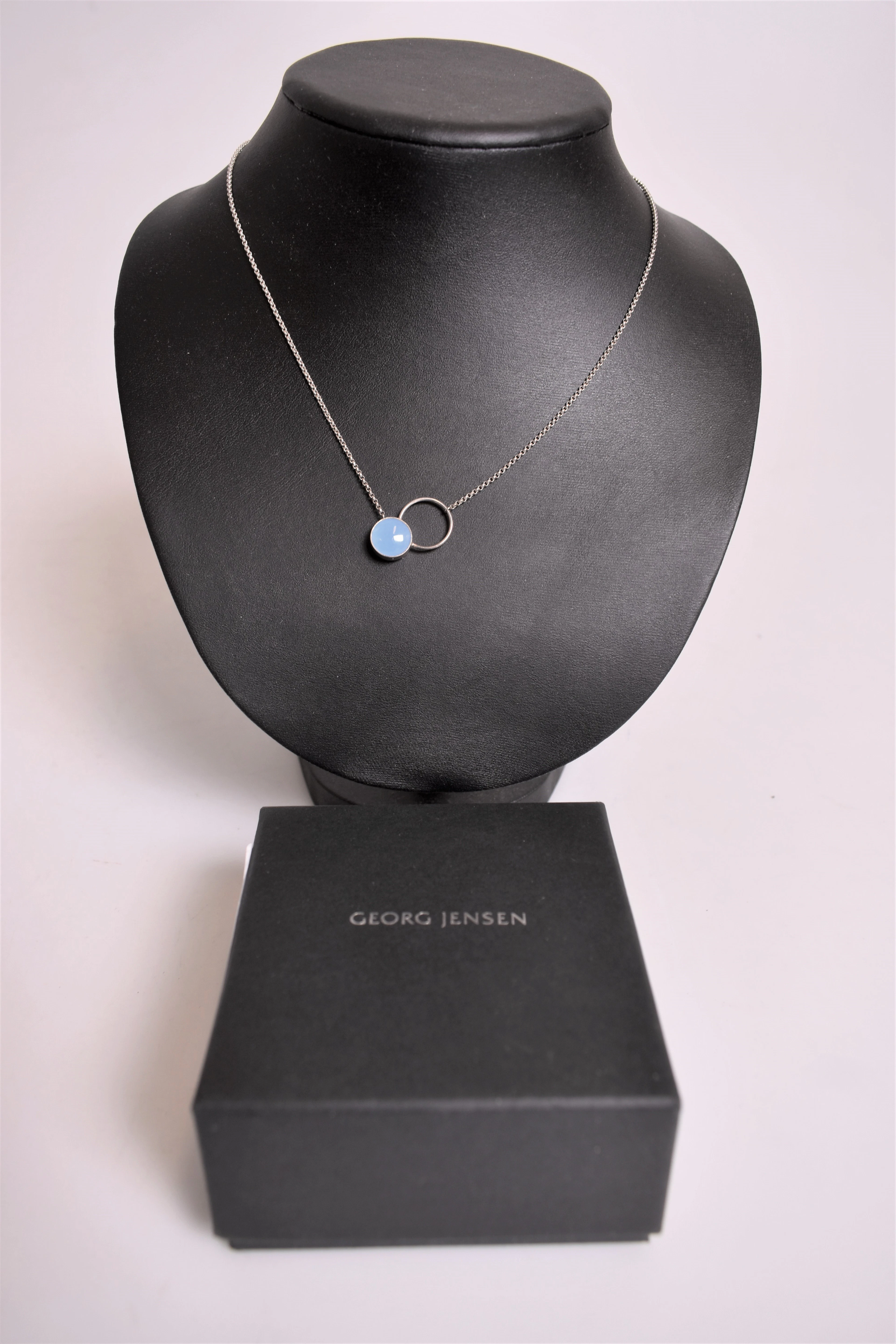 George Jensen halsband med hänge silver, troligen månsten.