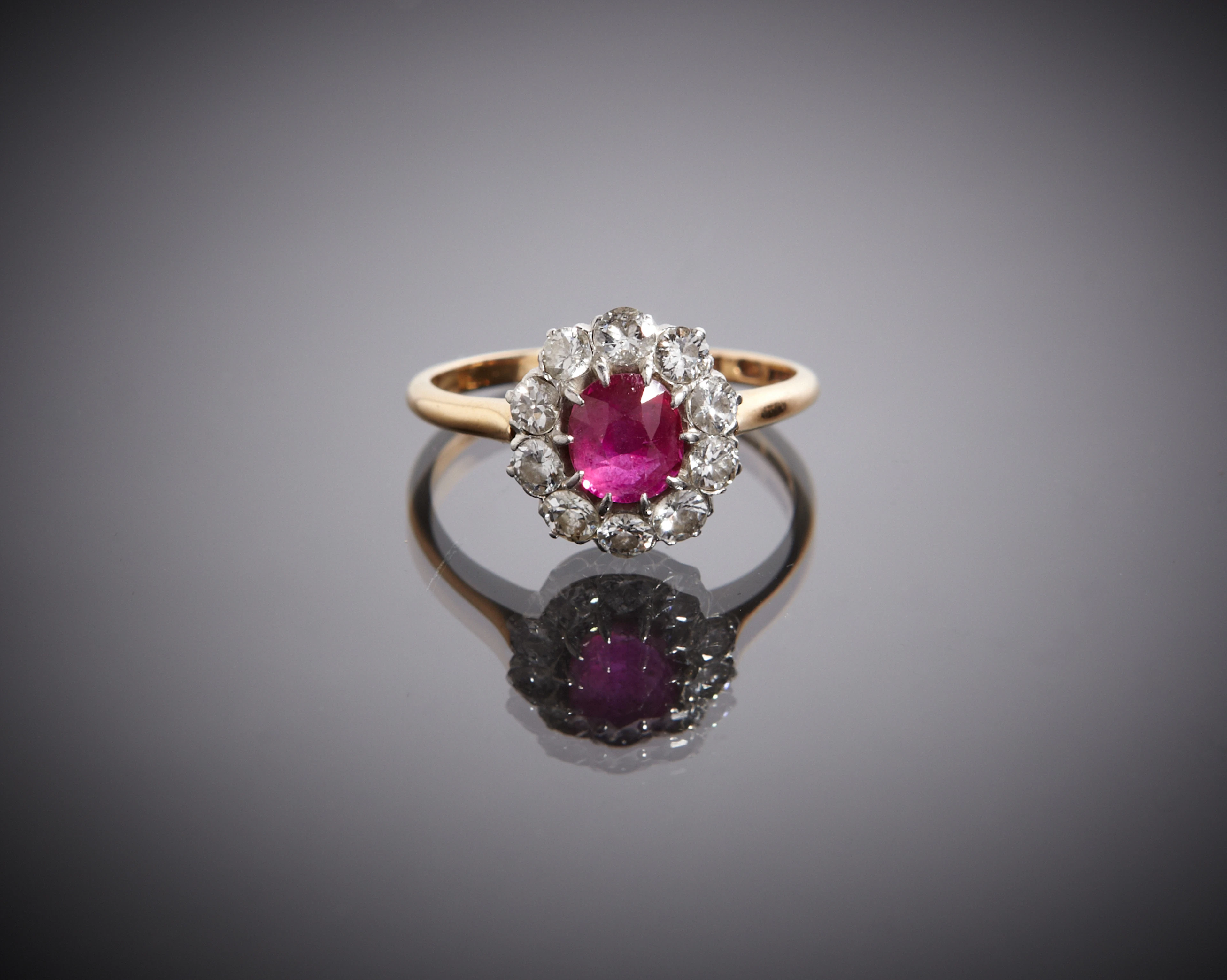 Ring i 18 k guld rubin och diamanter