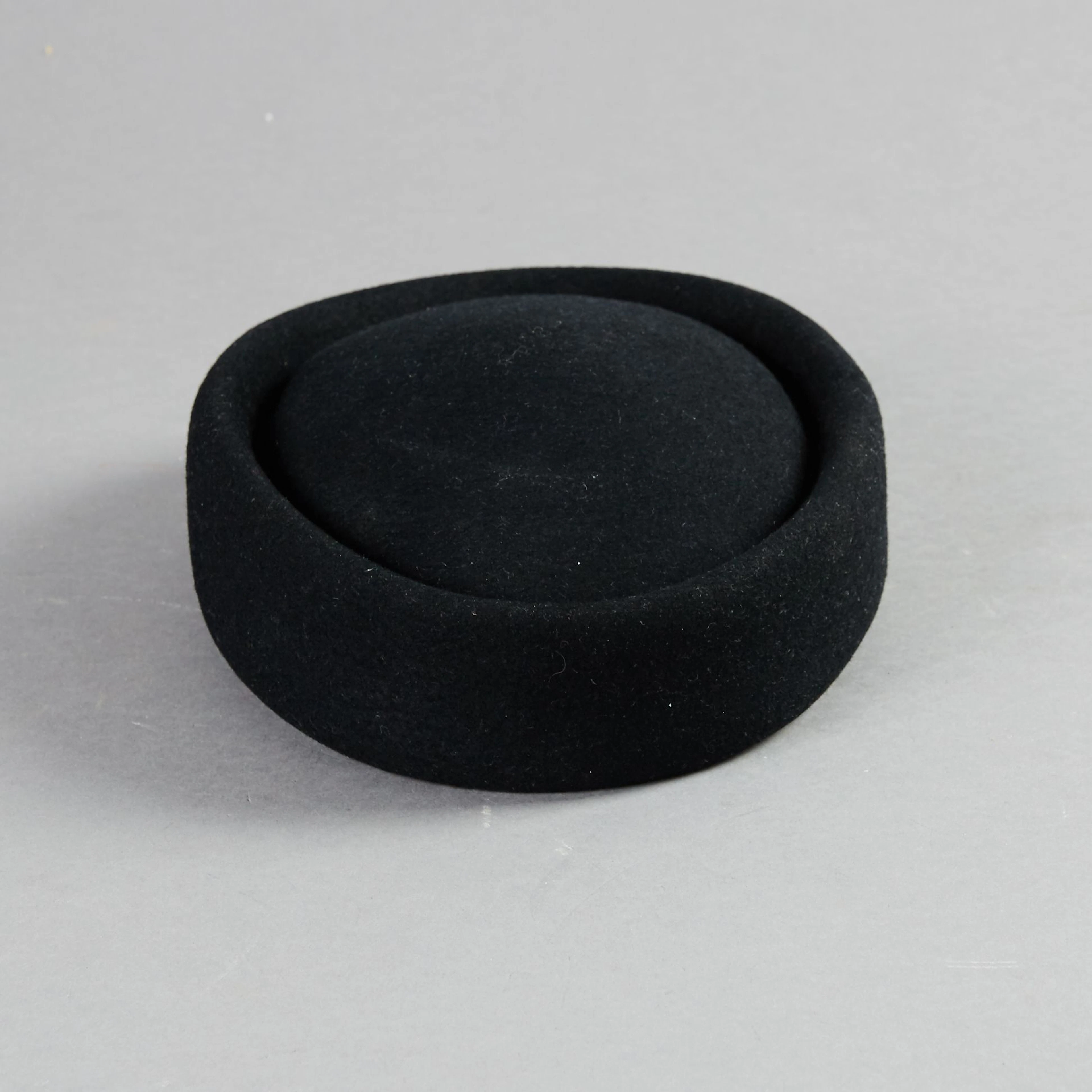 Mary Quant, hatt i svart ull, ca storlek 50
