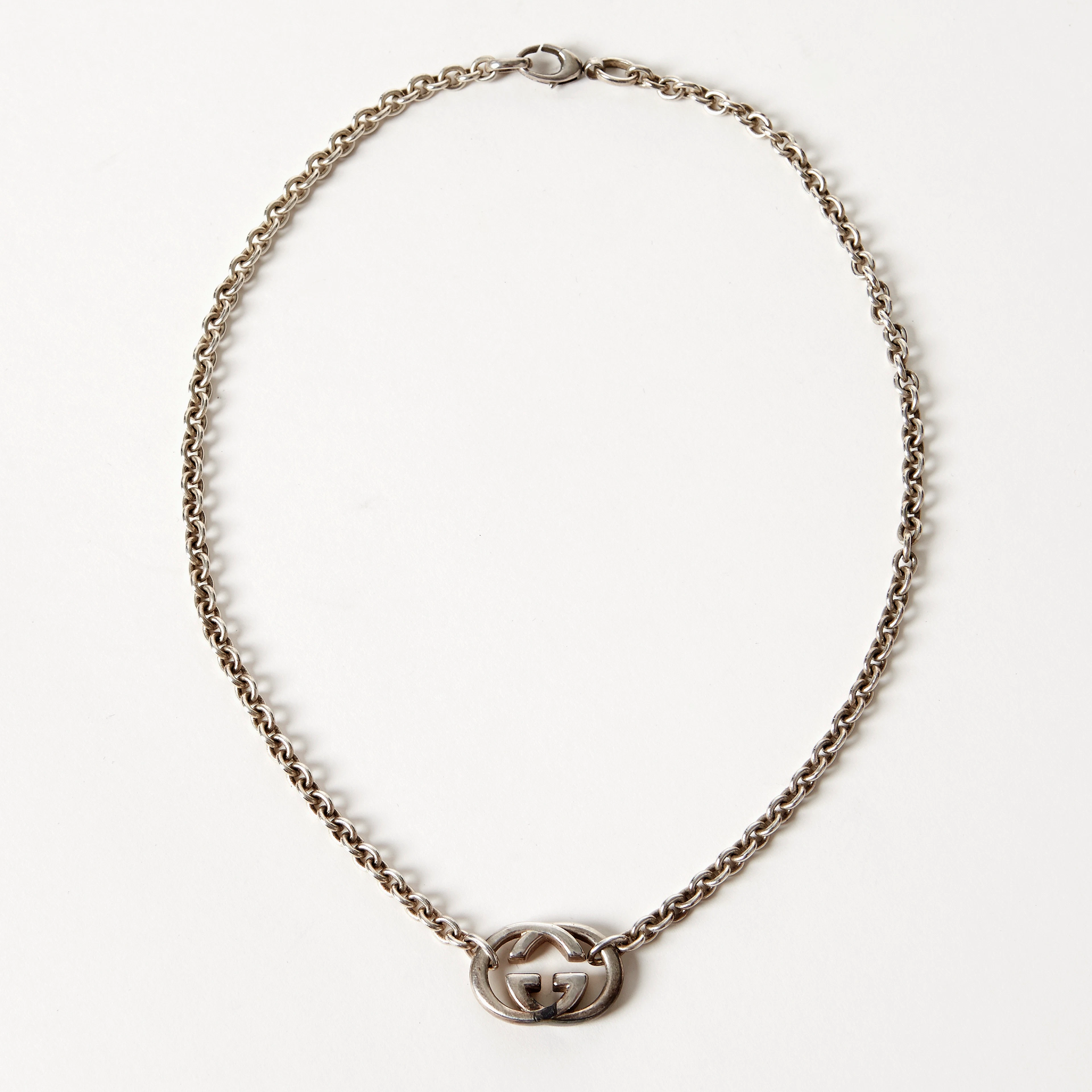 Gucci halsband av länkar med monogram i silver