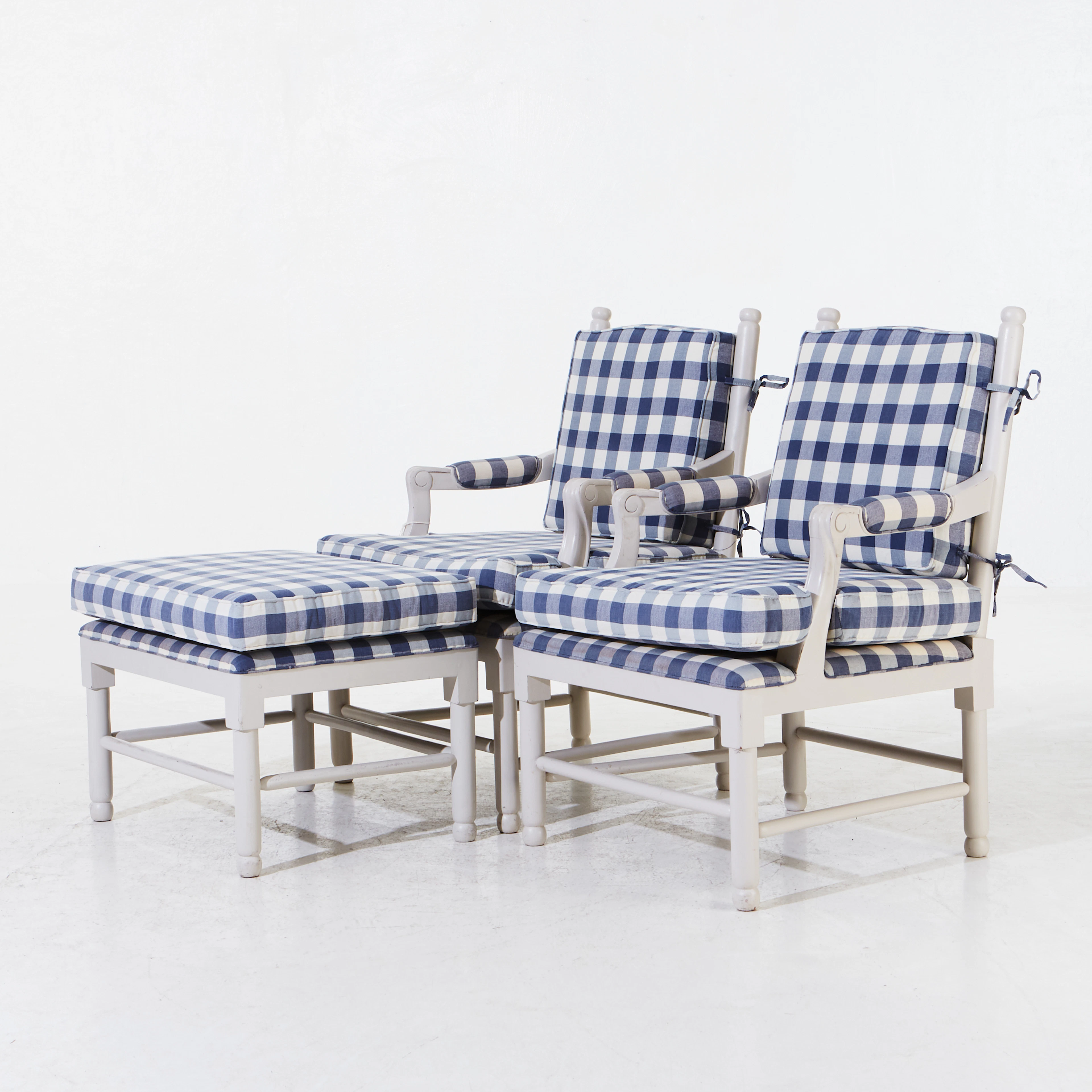 Karmfåtöljer pall gustaviansk stil