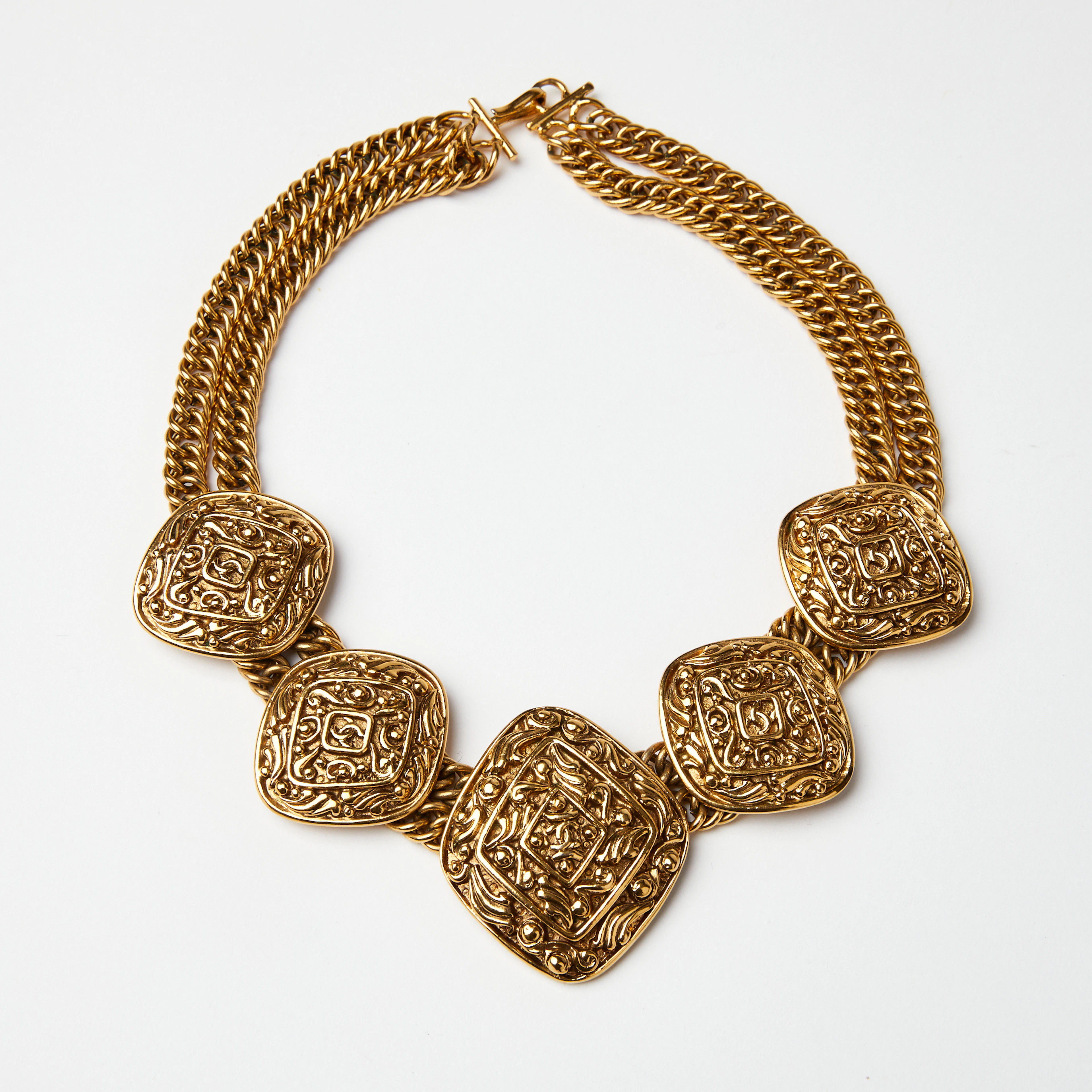 Chanel halsband i gulmetall längd 40 cm