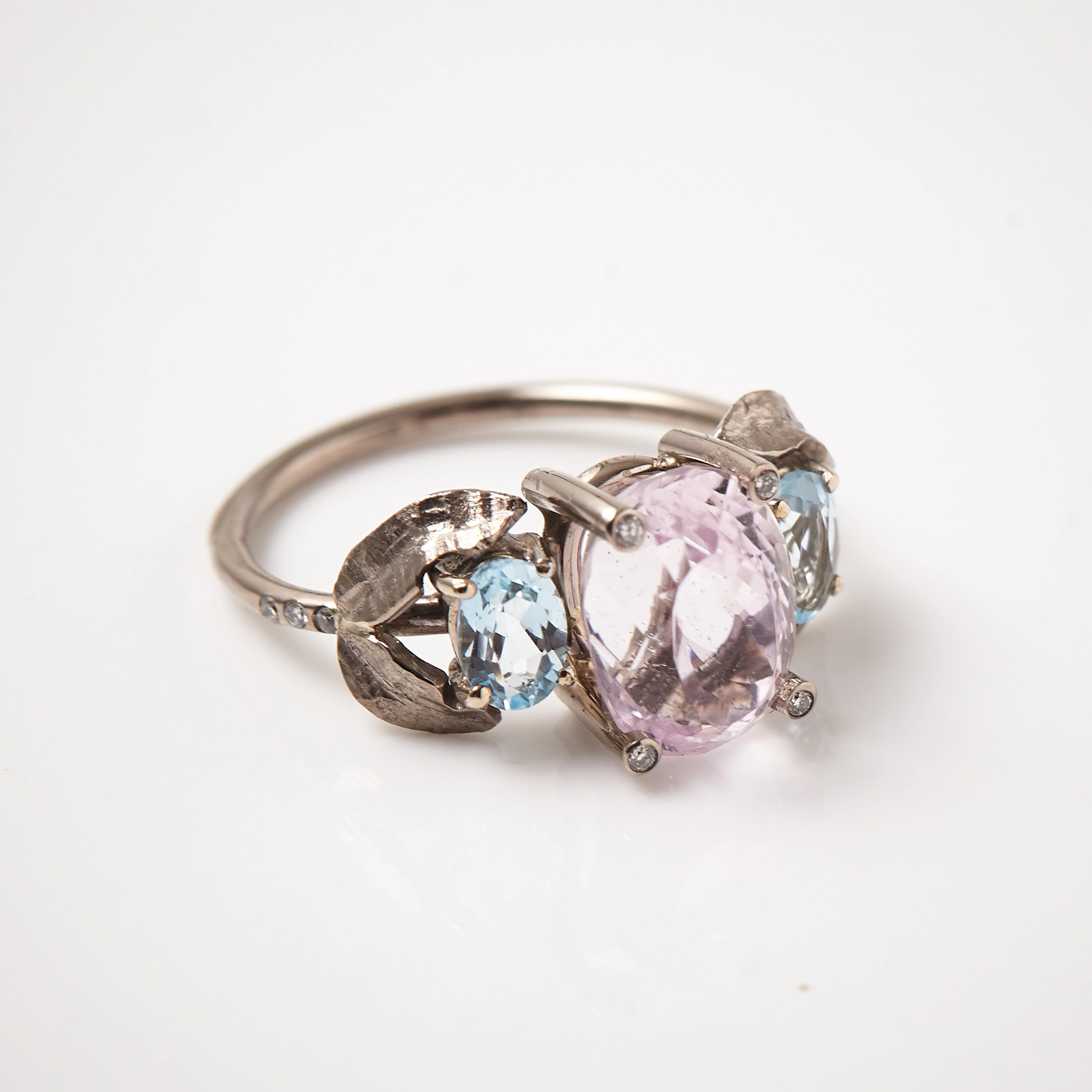 Ring 18 k vitguld kunzit
