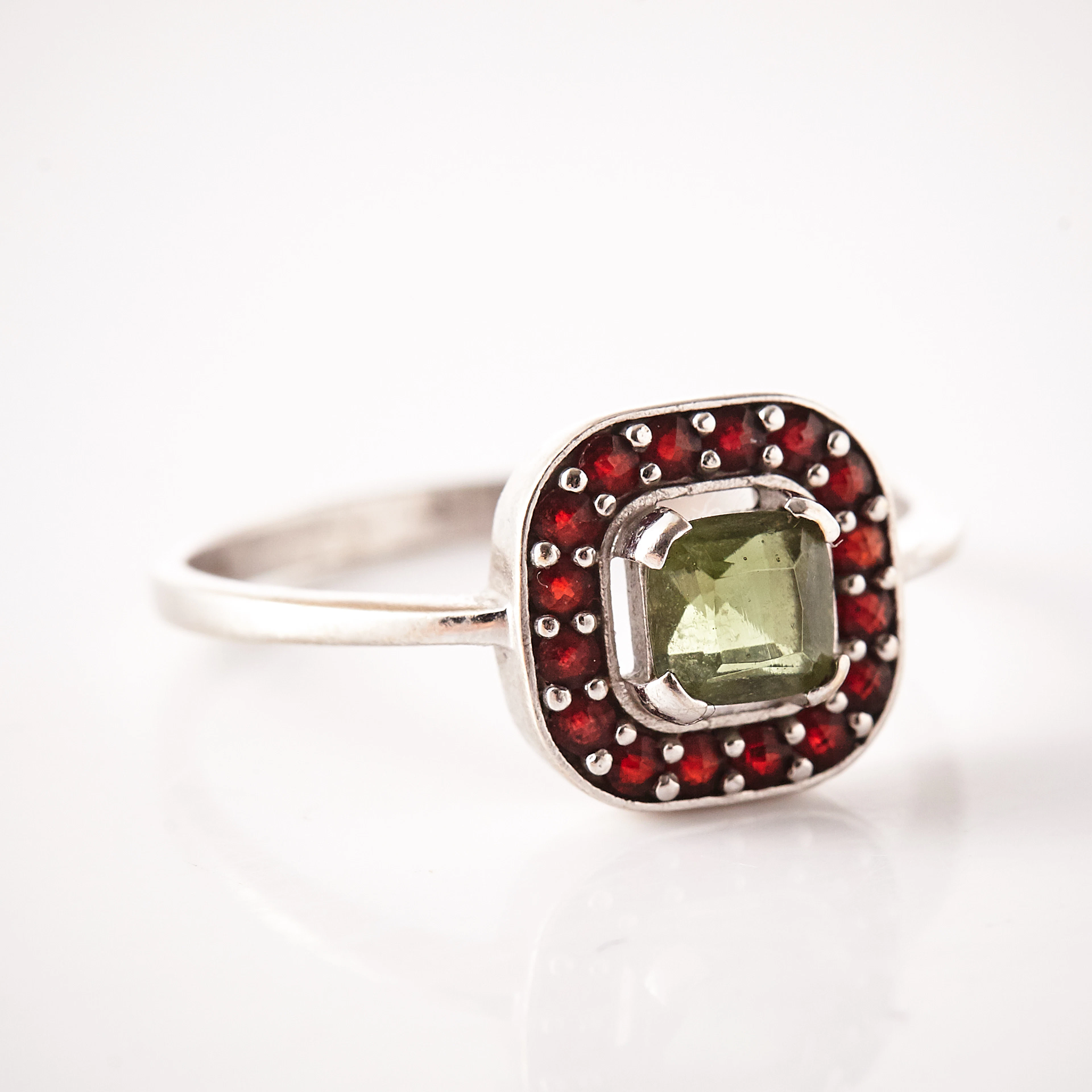 Ring 14 k vitguld moldavit granater