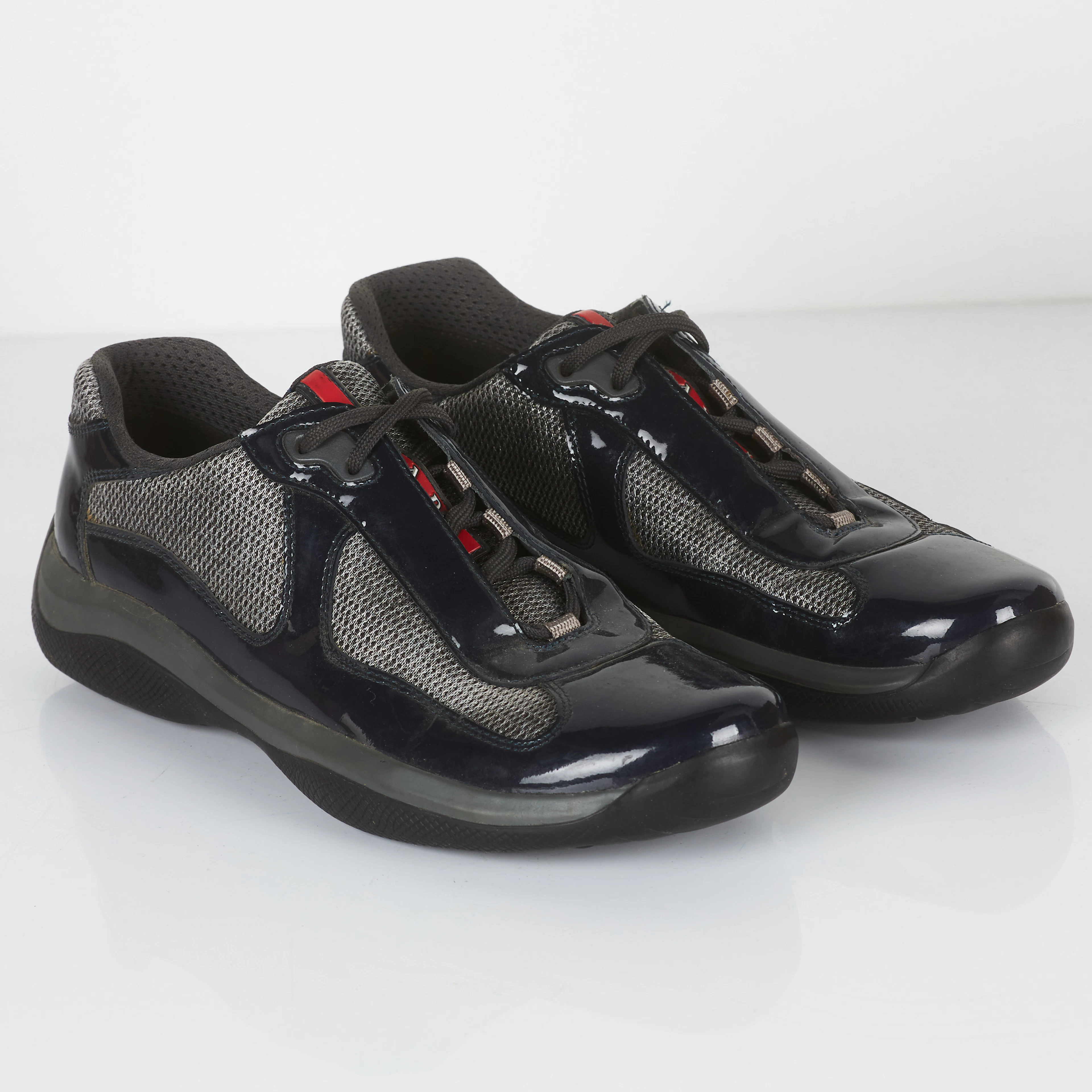 Prada sneakers i svart lackat skinn
