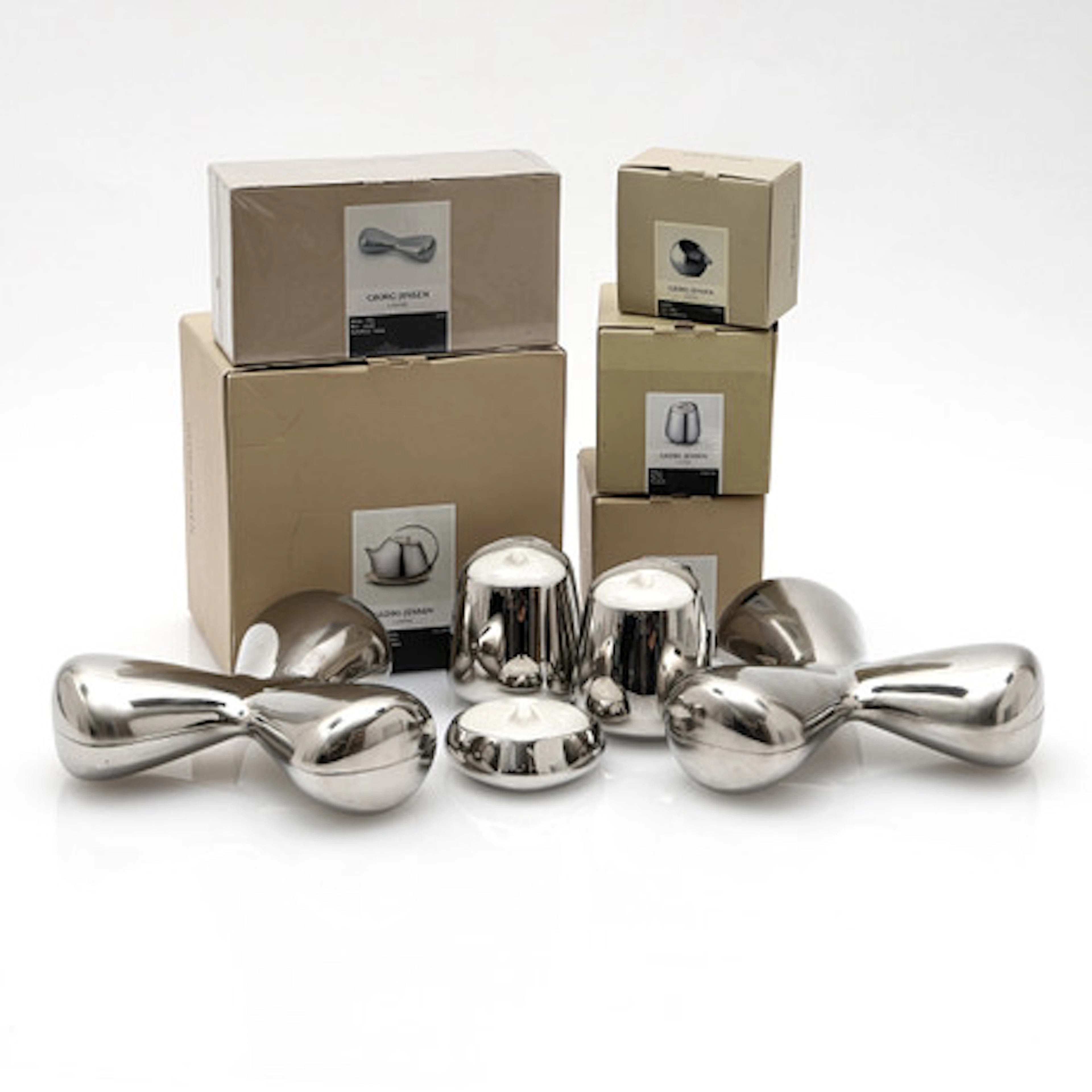 GEORG JENSEN. Tekanna samt blandade skålar…
