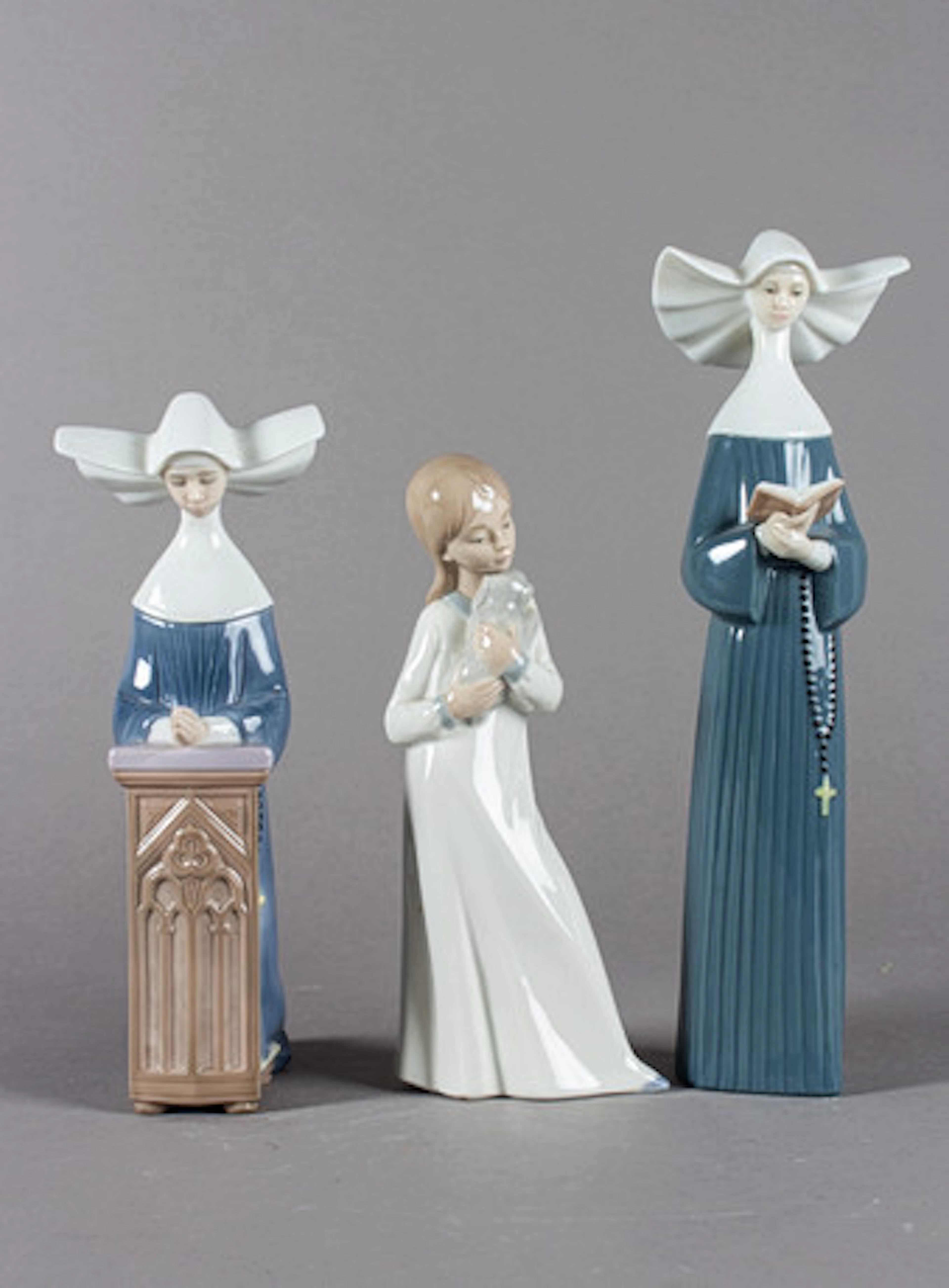 Lladró, tre olika figurer, varav 2 nunnor,…