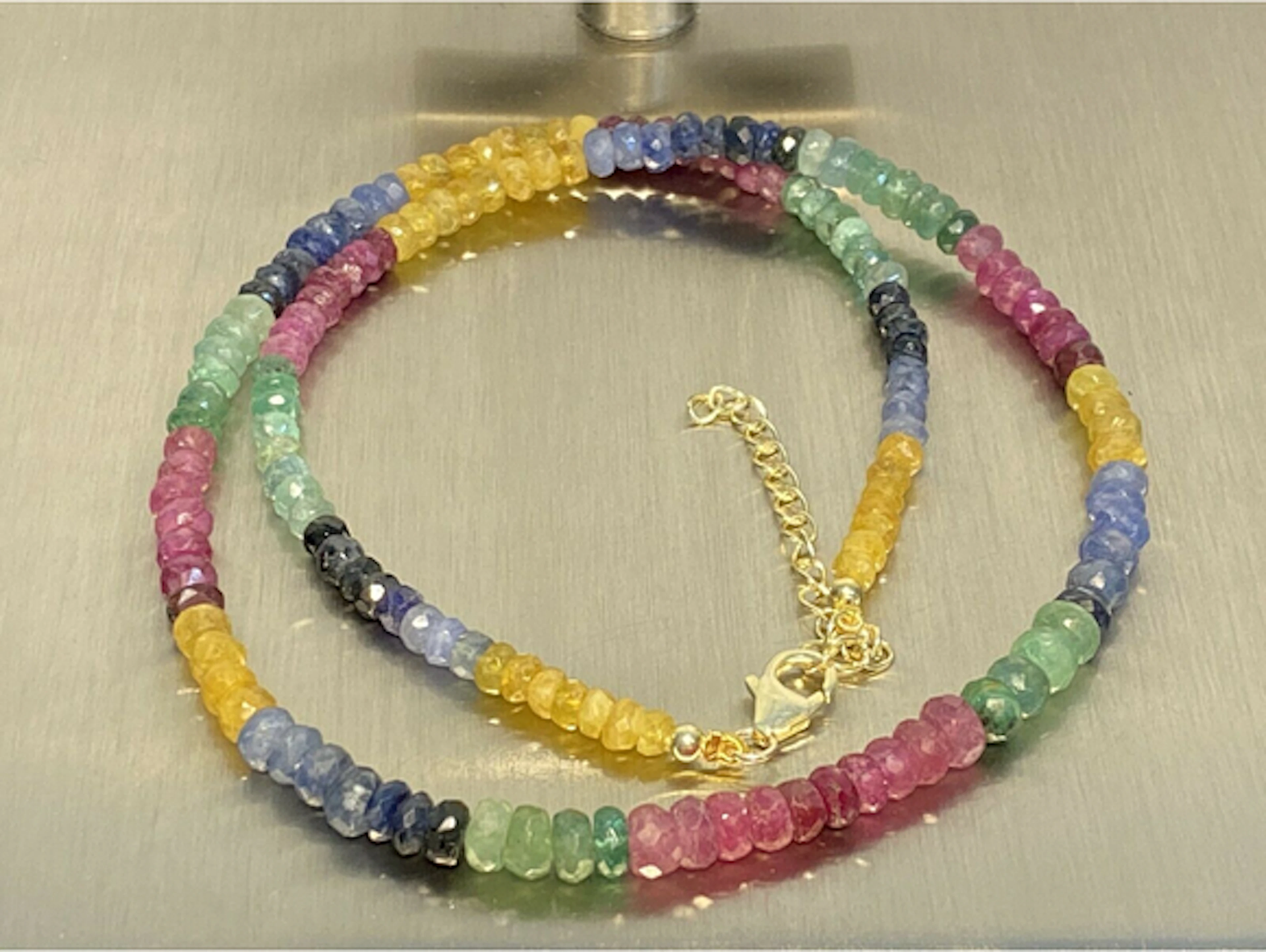 Ruby, safir och smaragd halsband.