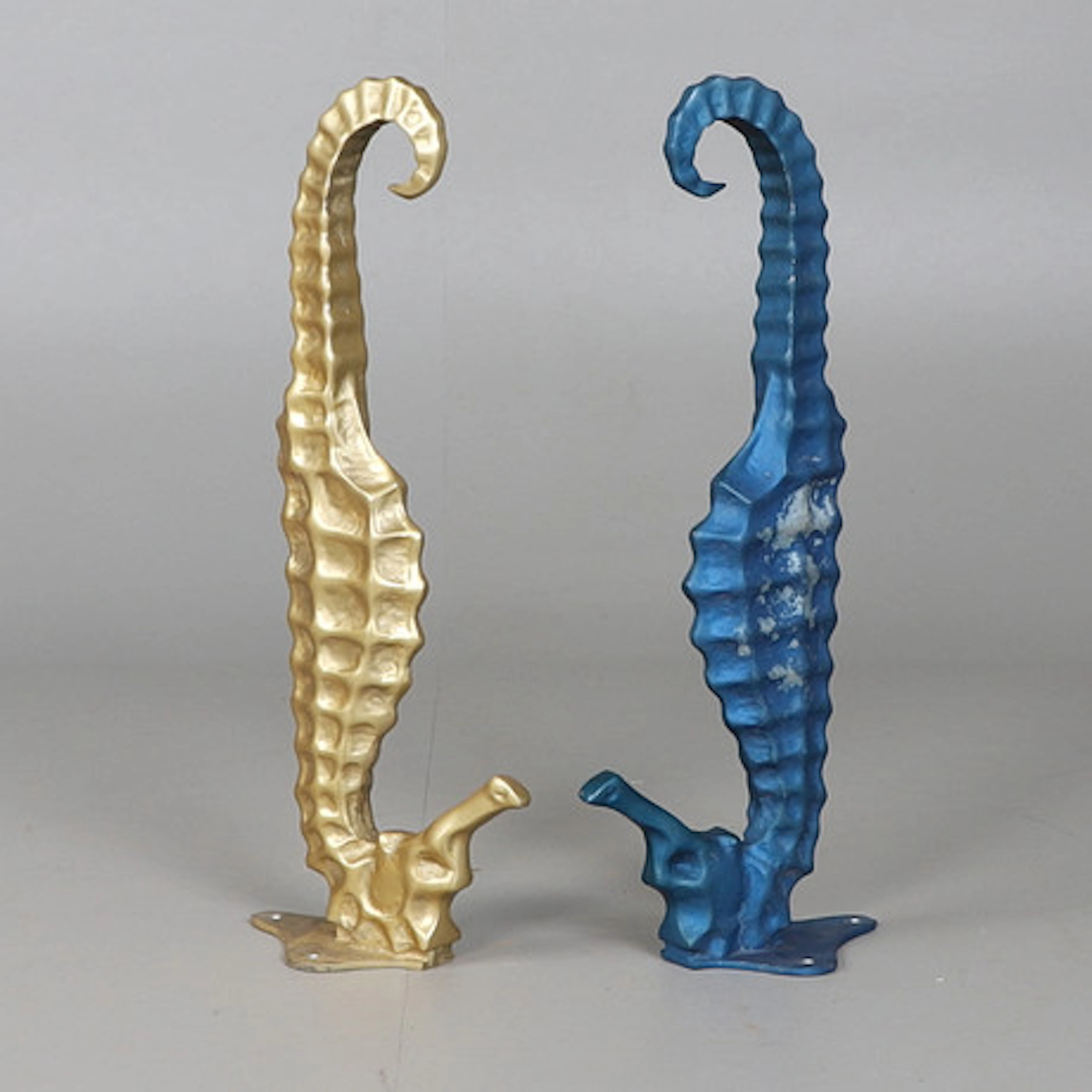 Två figurer/skulpturer, sjöhäst, metall (2…