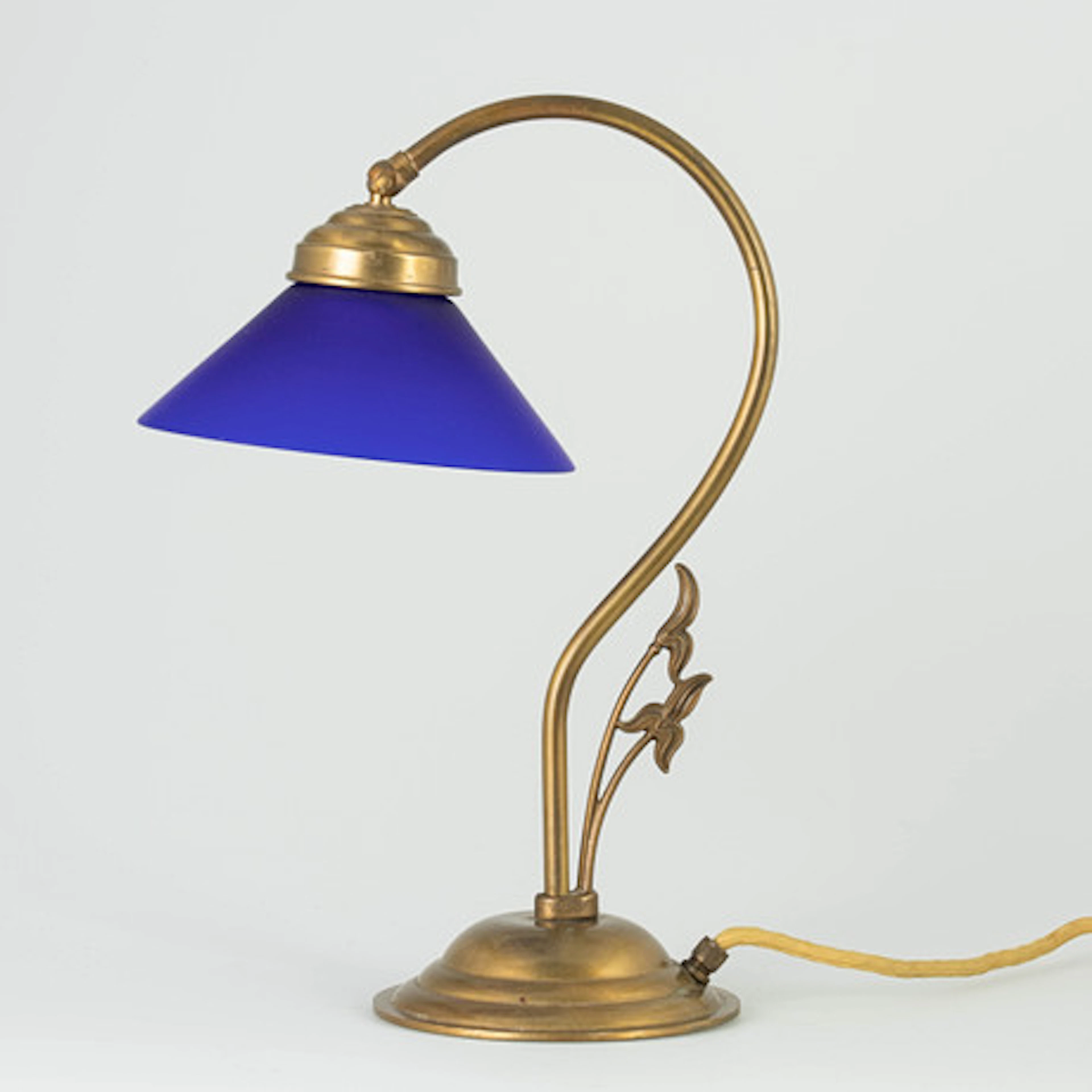 Bordslampa i stil med Art Nouveau.