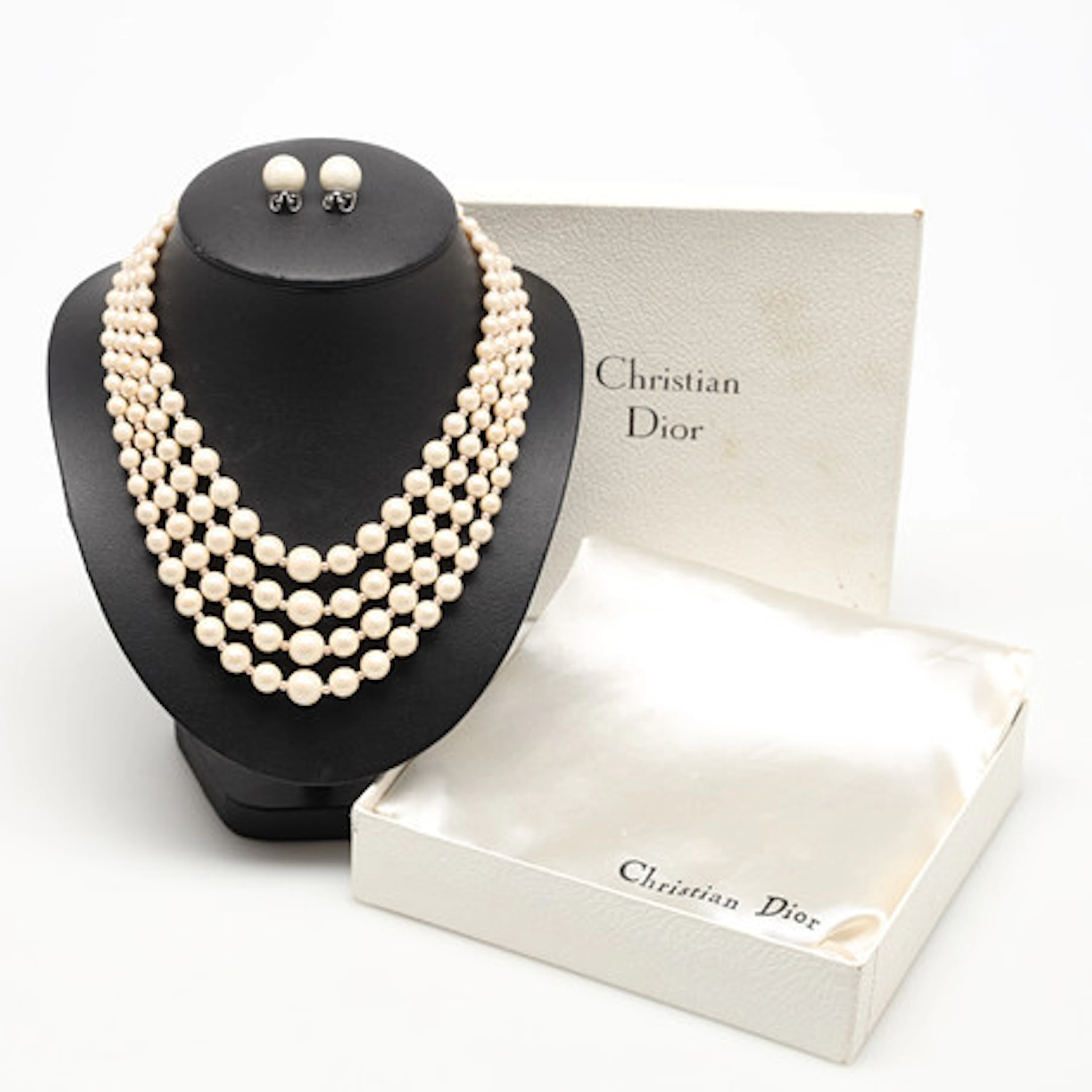 CHRISTIAN DIOR, halsband samt örclips.