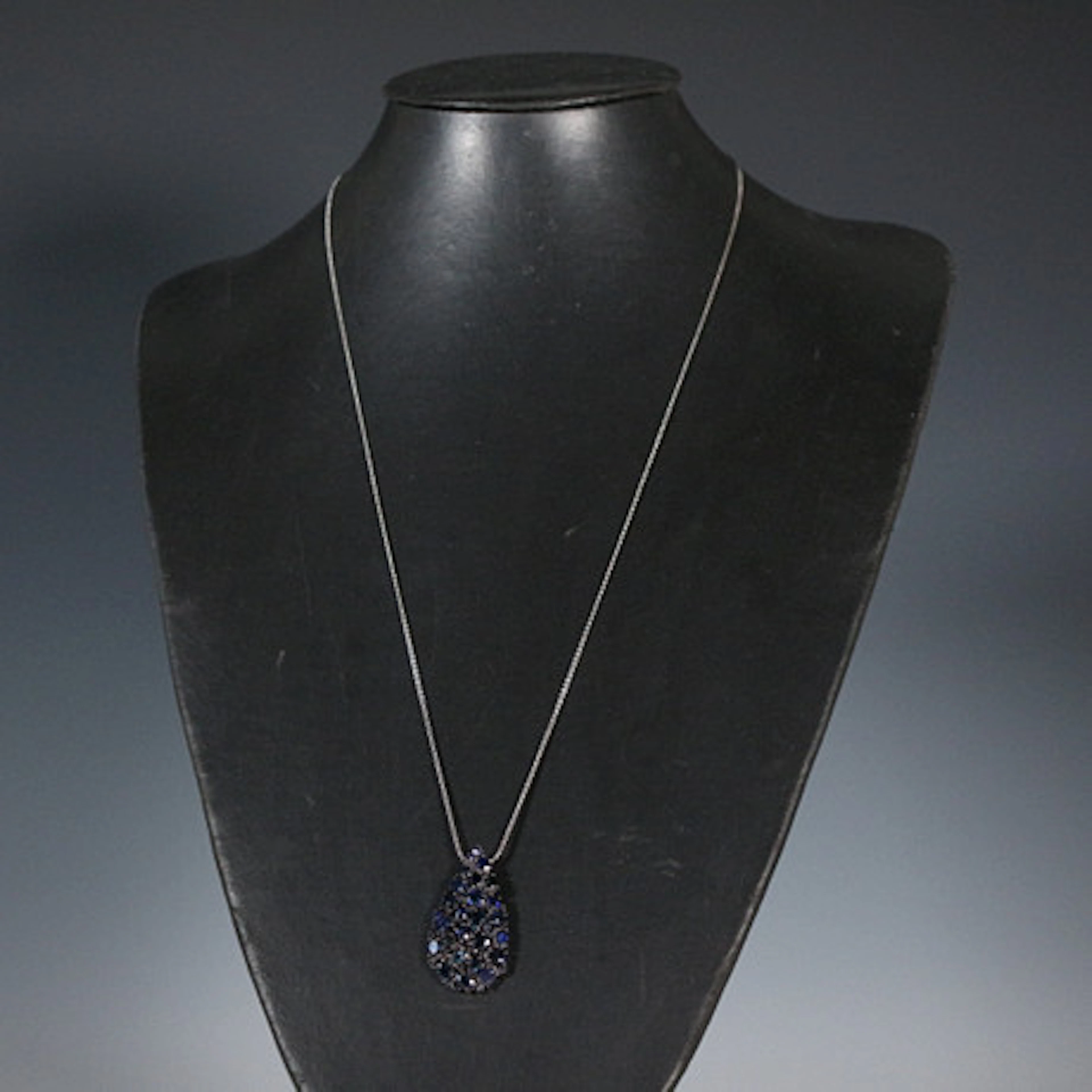 Sapphire hängsmycke halsband.