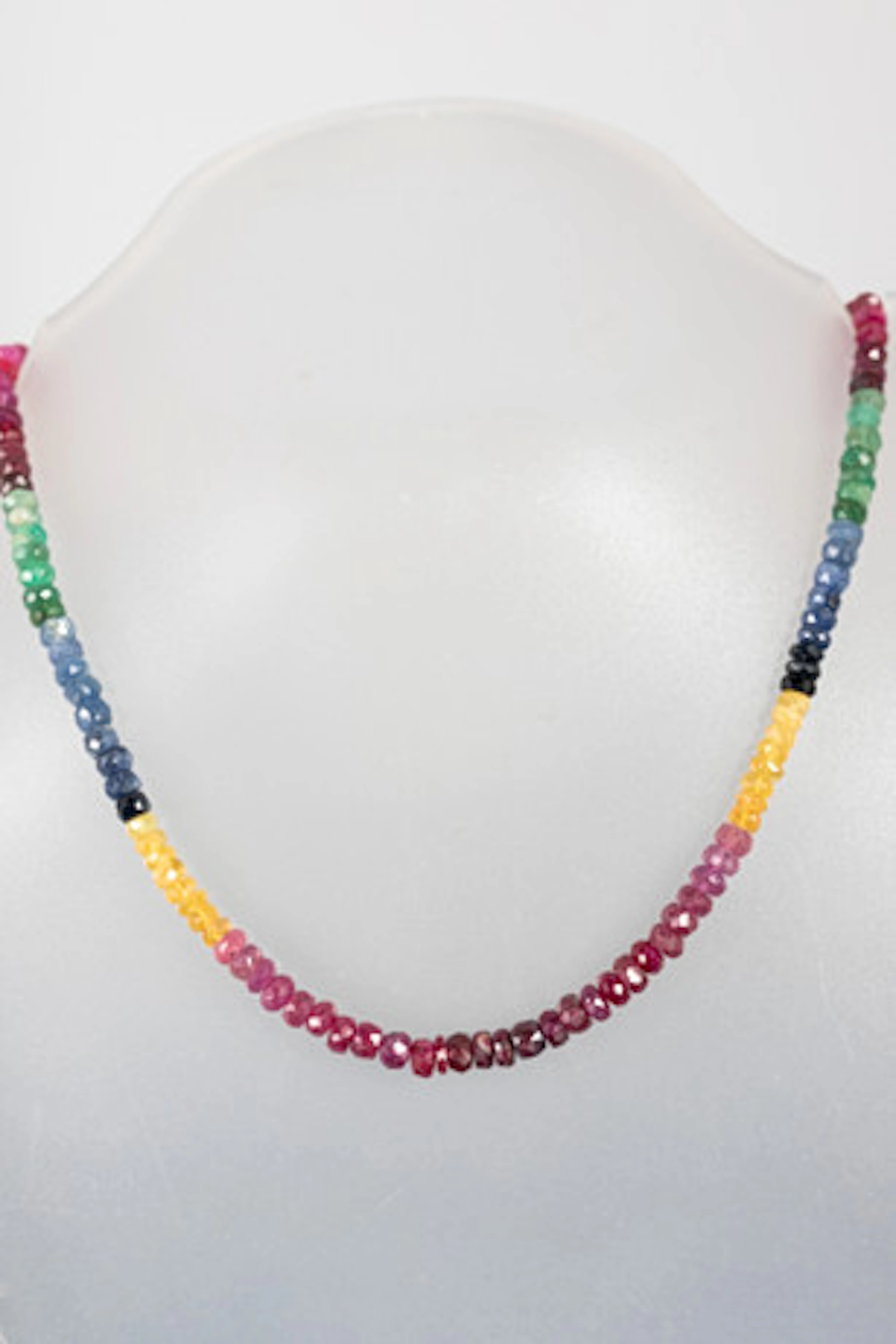 Multi safir och smaragdhalsband.