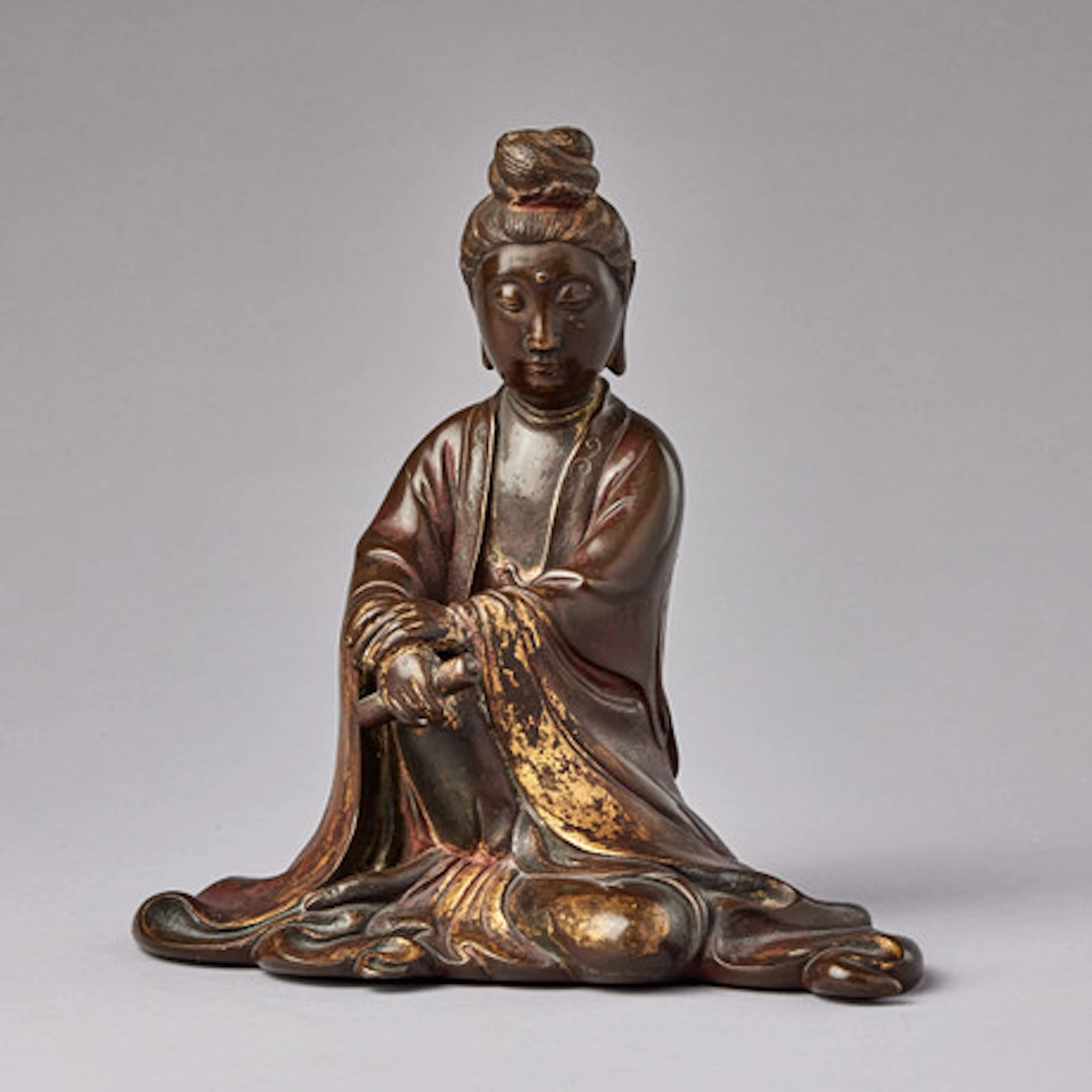 A SEATED BRONZE FIGURE OF GUANYIN.