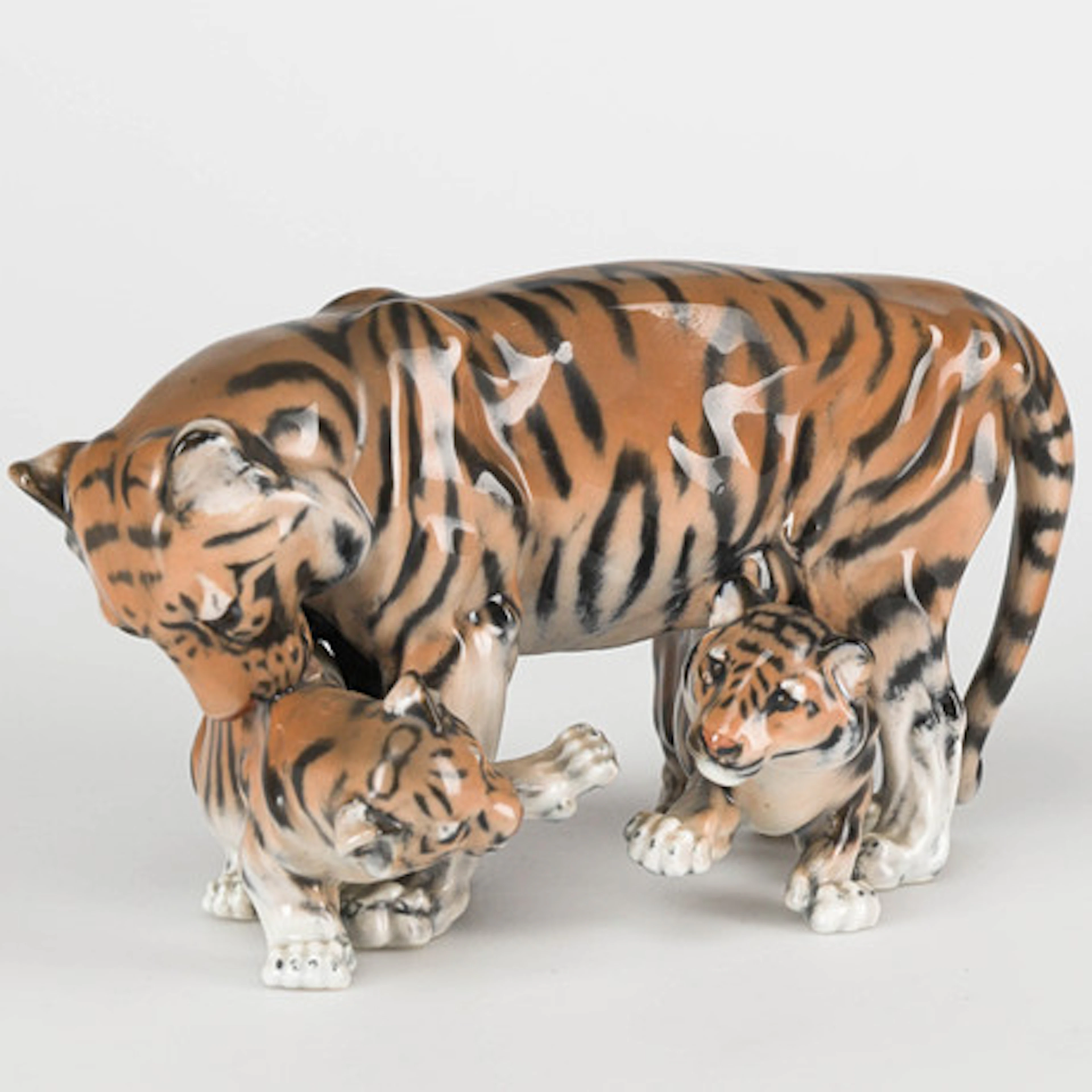 FIGURIN, Tiger med ungar, porslin, modelln…