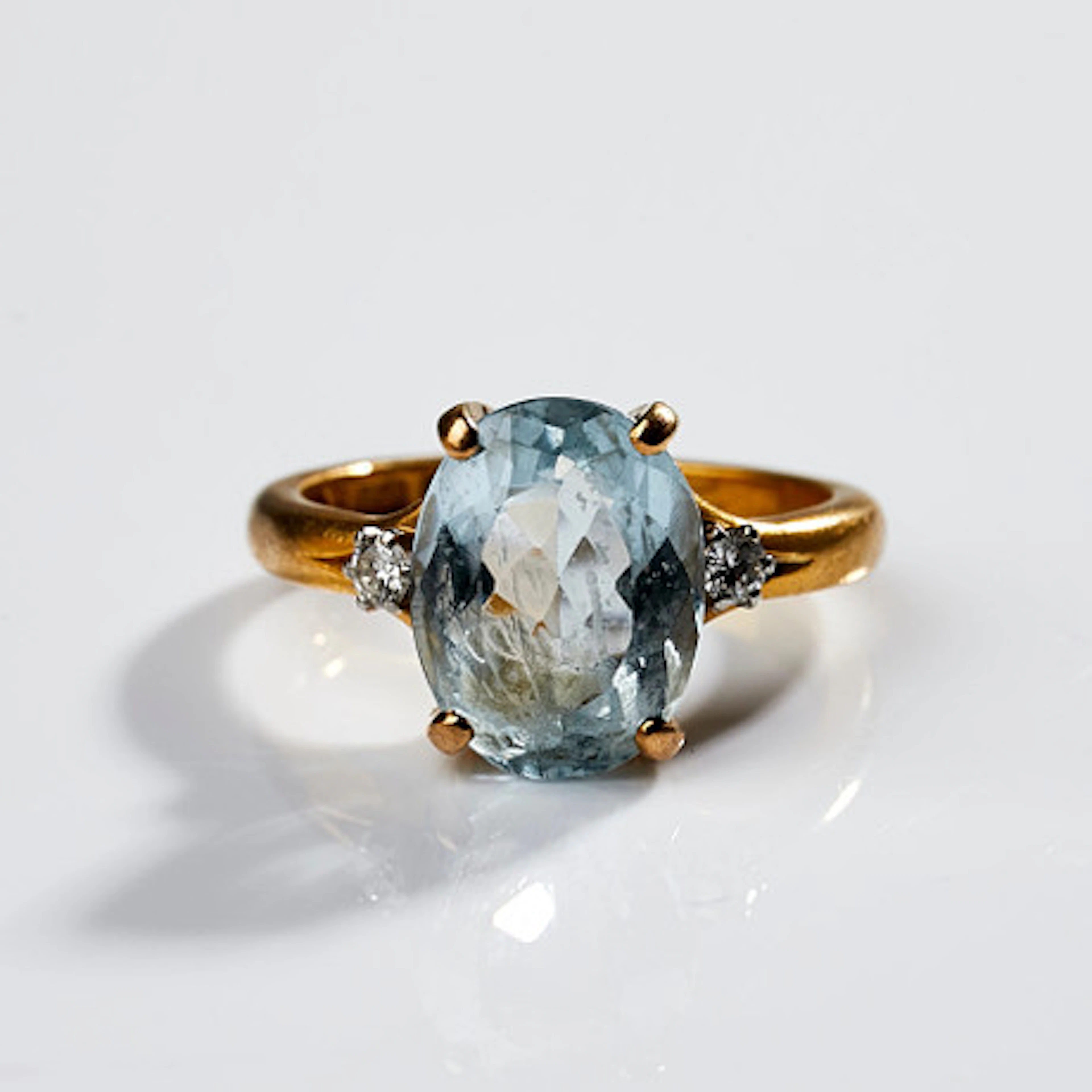 RING, 23K med blå topas ca 3.63 ct, samt t…
