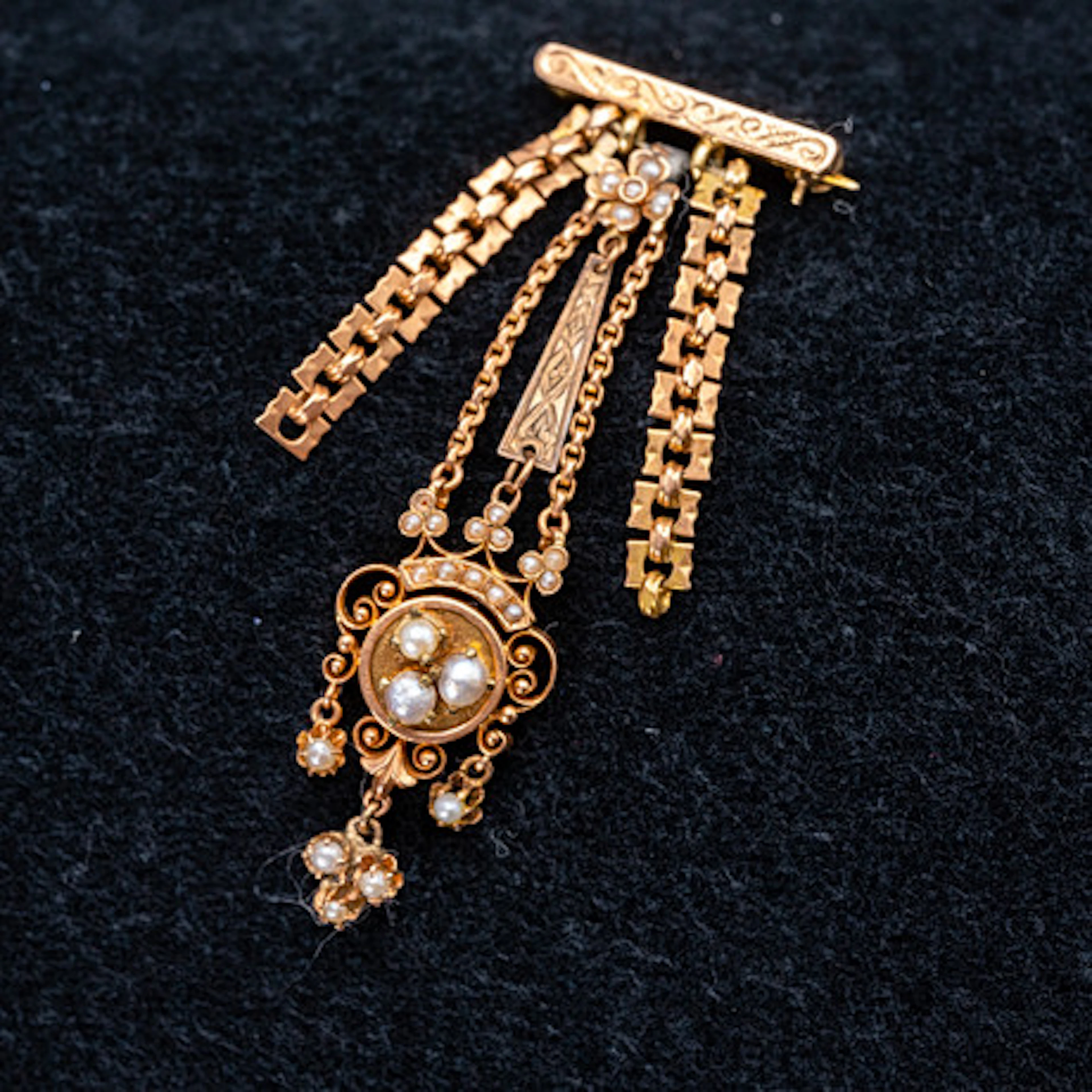 guld brosch runt 1900.