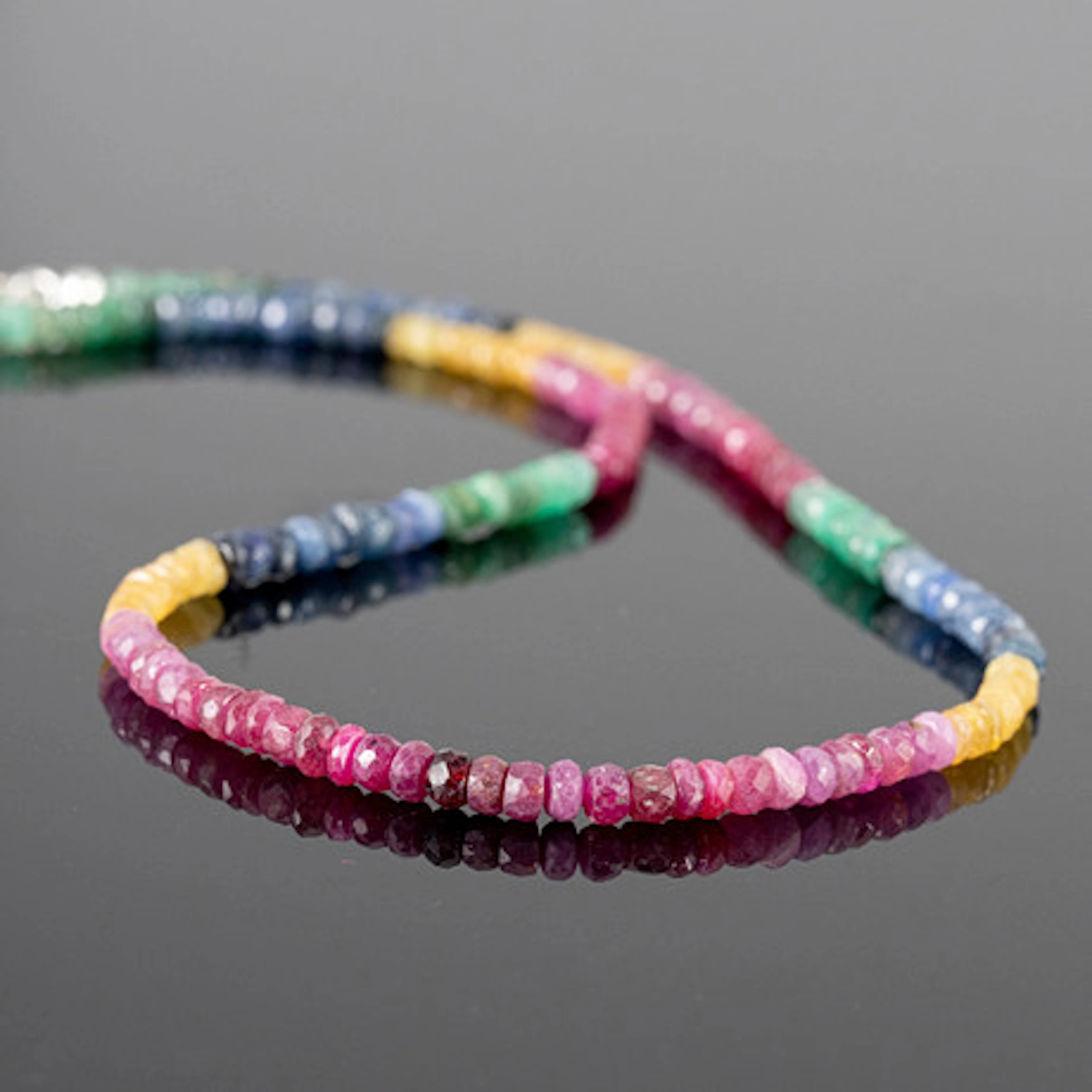 multi safir och smaragd halsband.