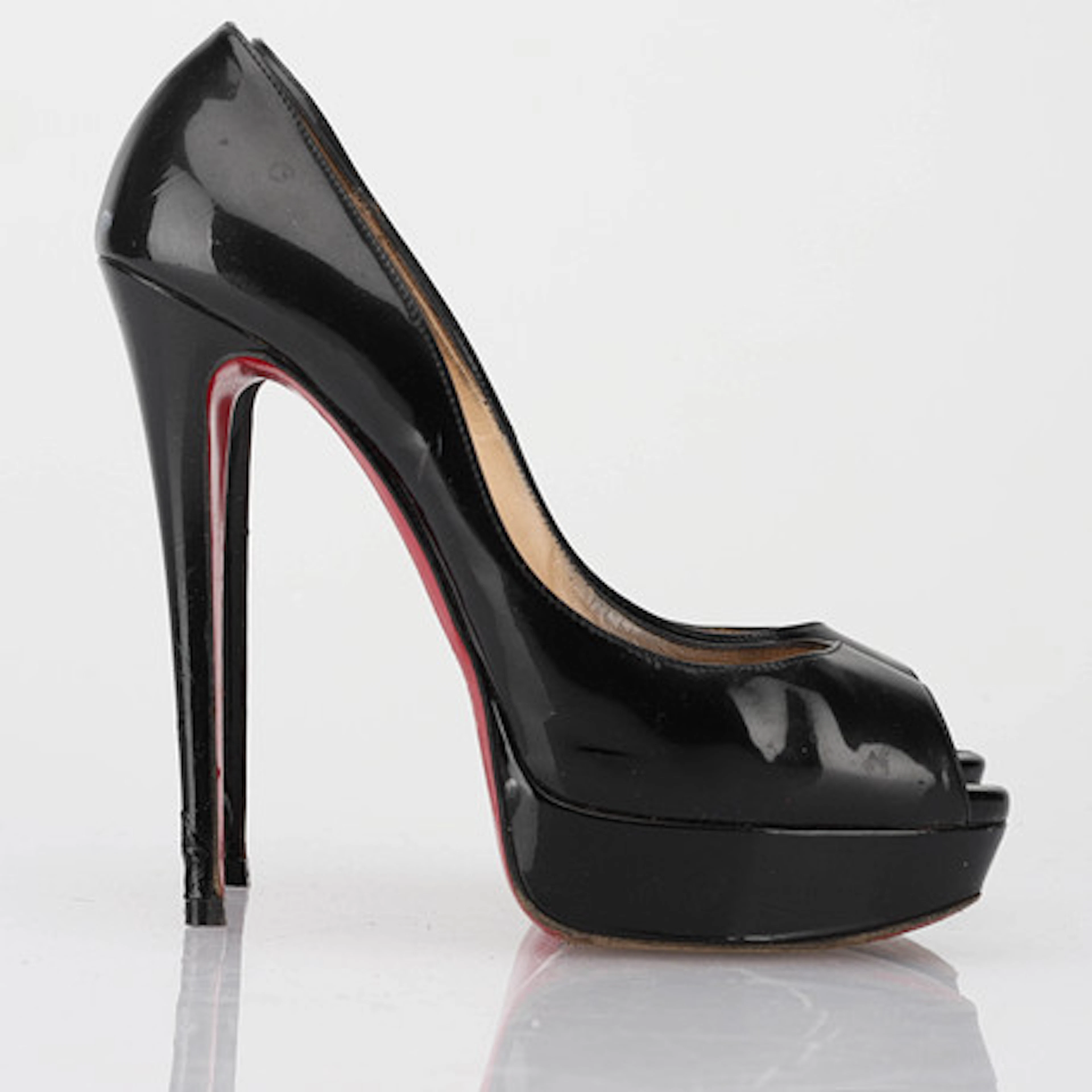CHRISTIAN LOUBOUTIN. Platåpumps, lack, öpp…