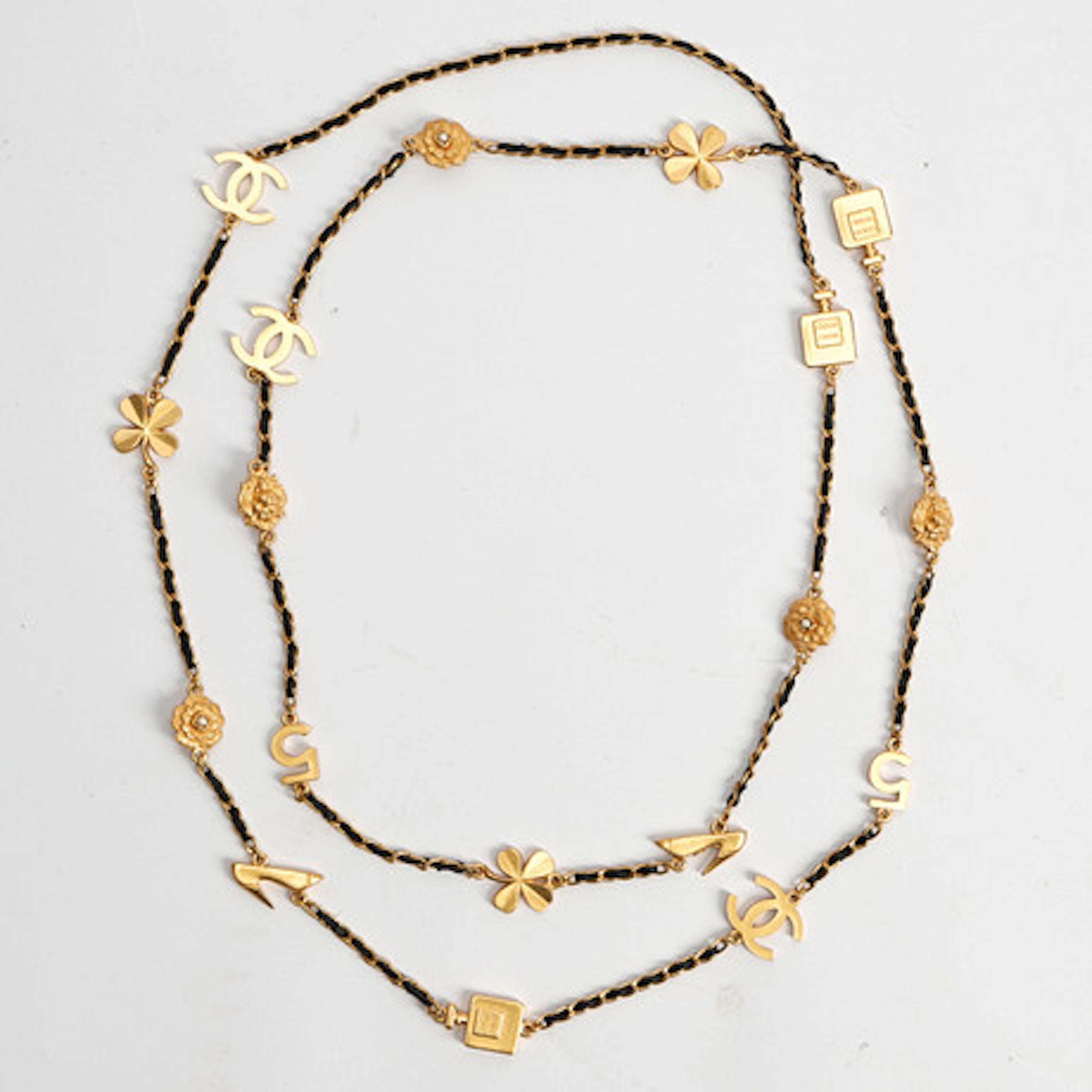CHANEL, halsband, gulmetall/läder, C logo.