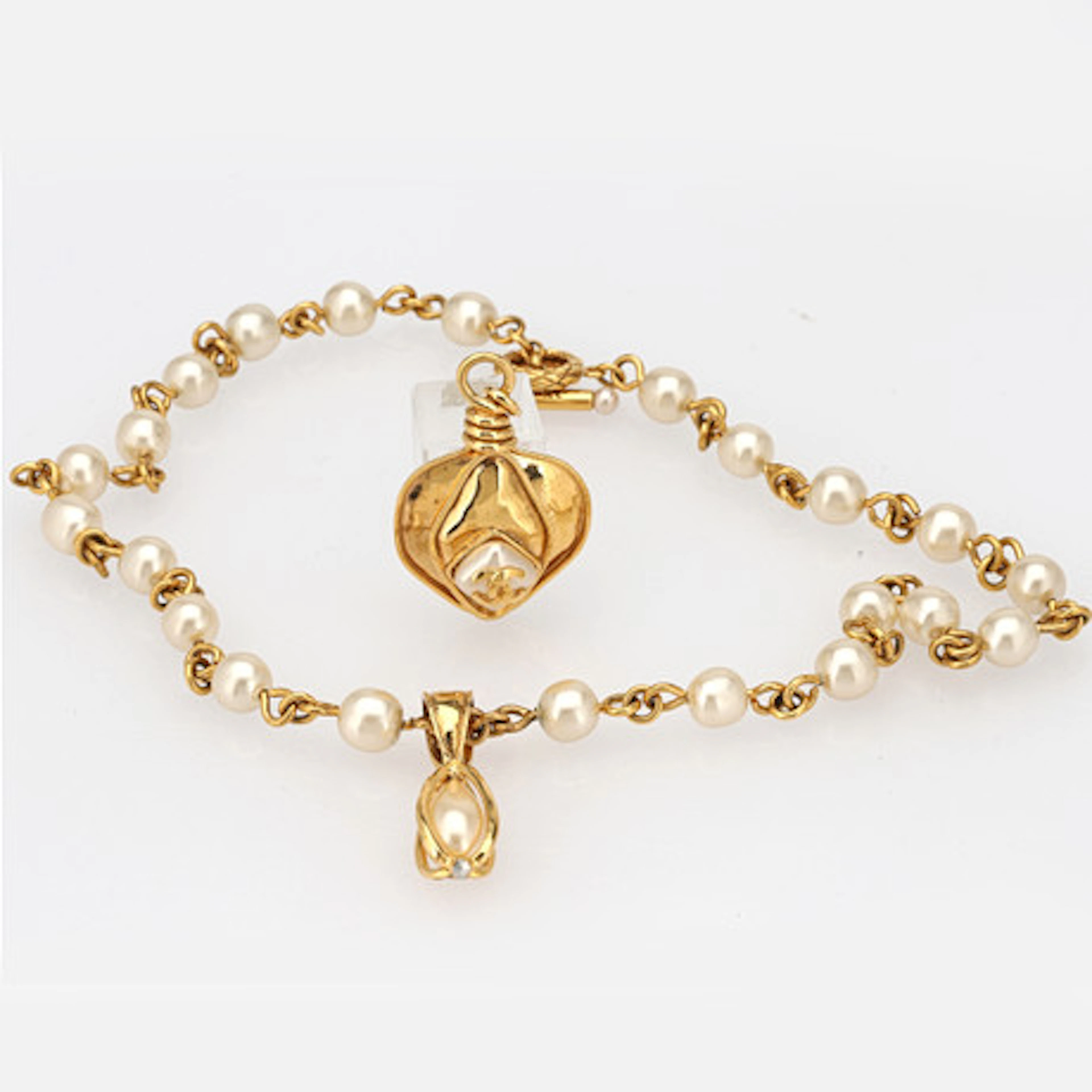 CHANEL Halsband med hänge, faux pärlor, gu…