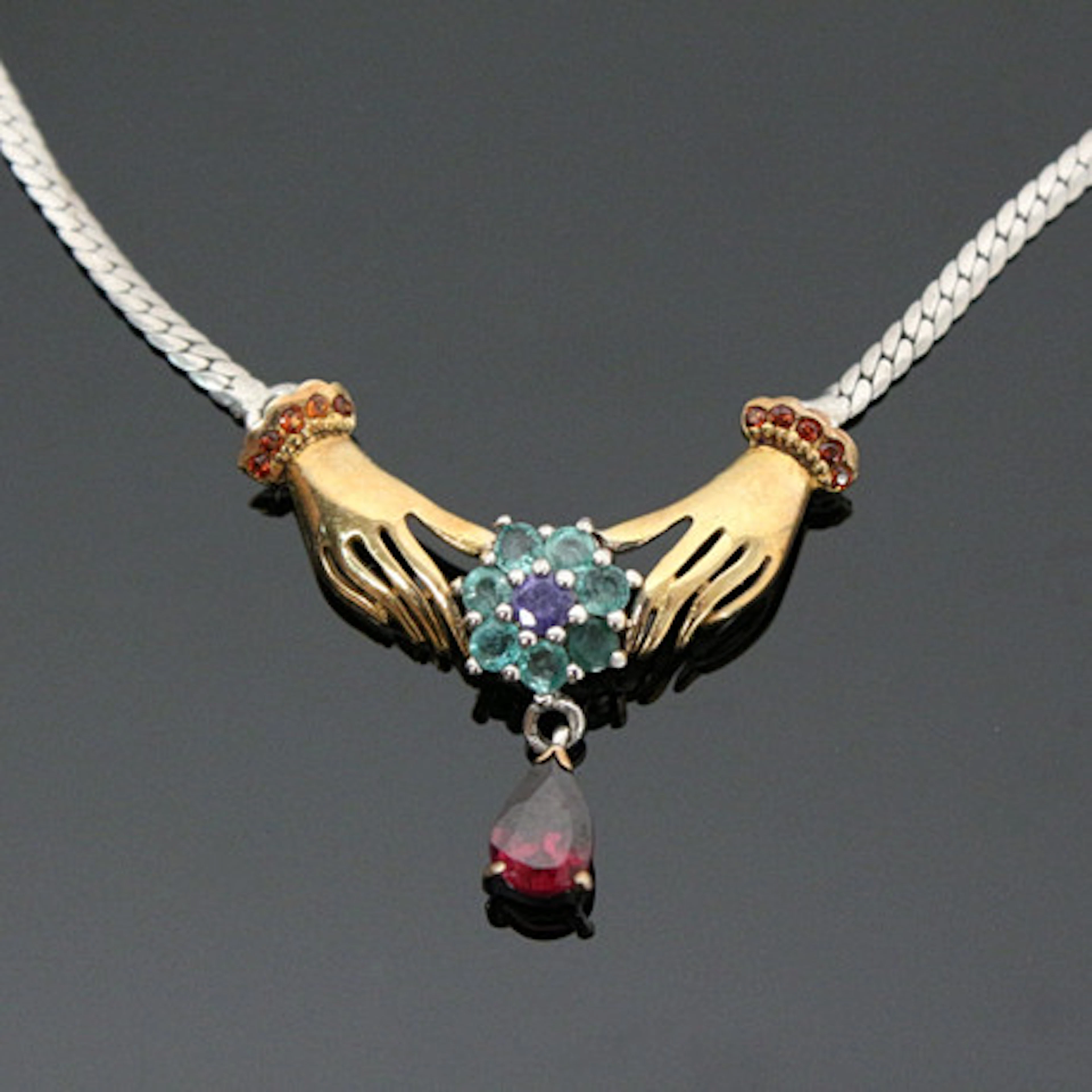 halsband med smaragd, granat och tanzanit,…