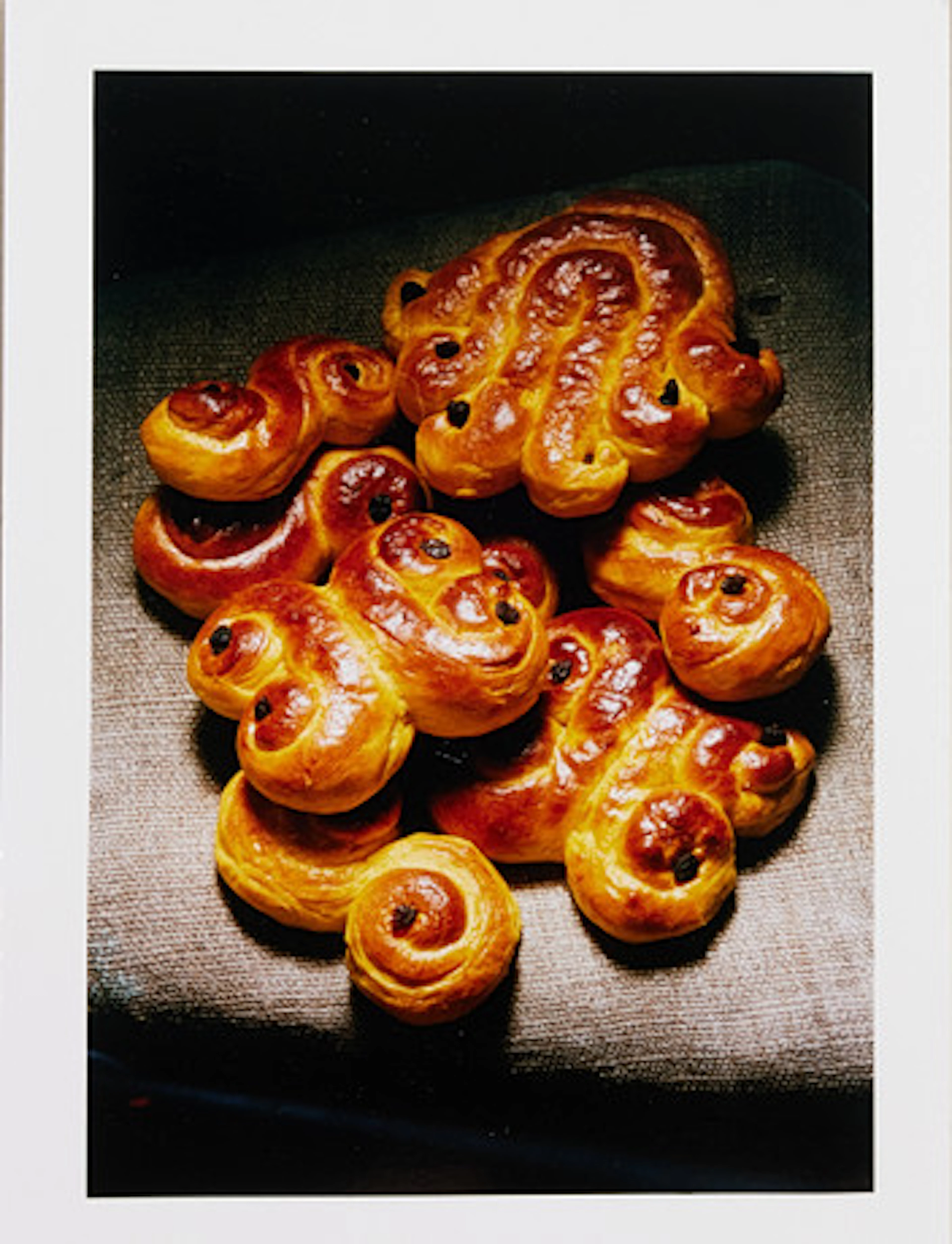 HANS HAMMARSKÖLD. Lussebullar, c-print, 21…