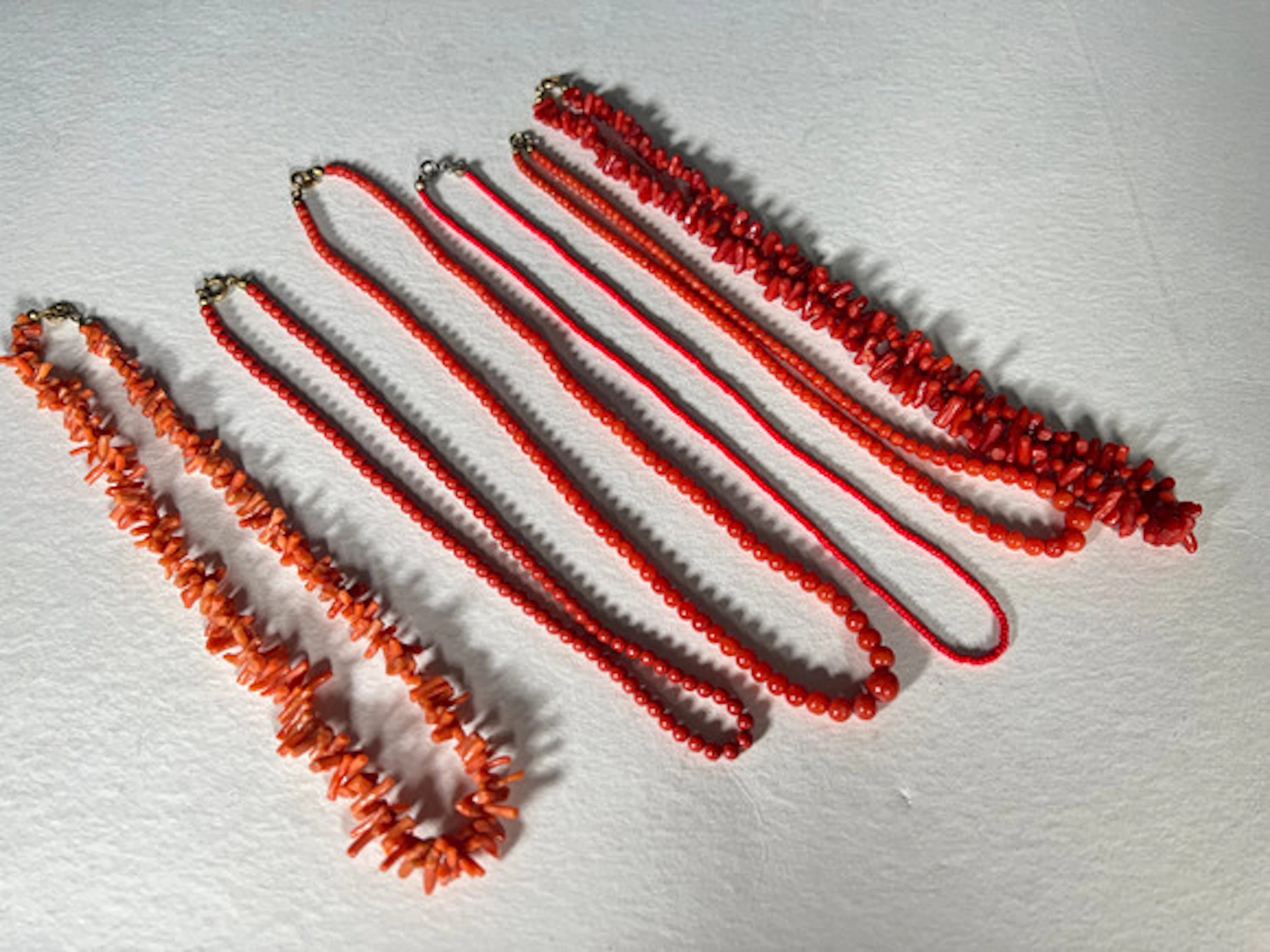 Massor av korall halsband (6).