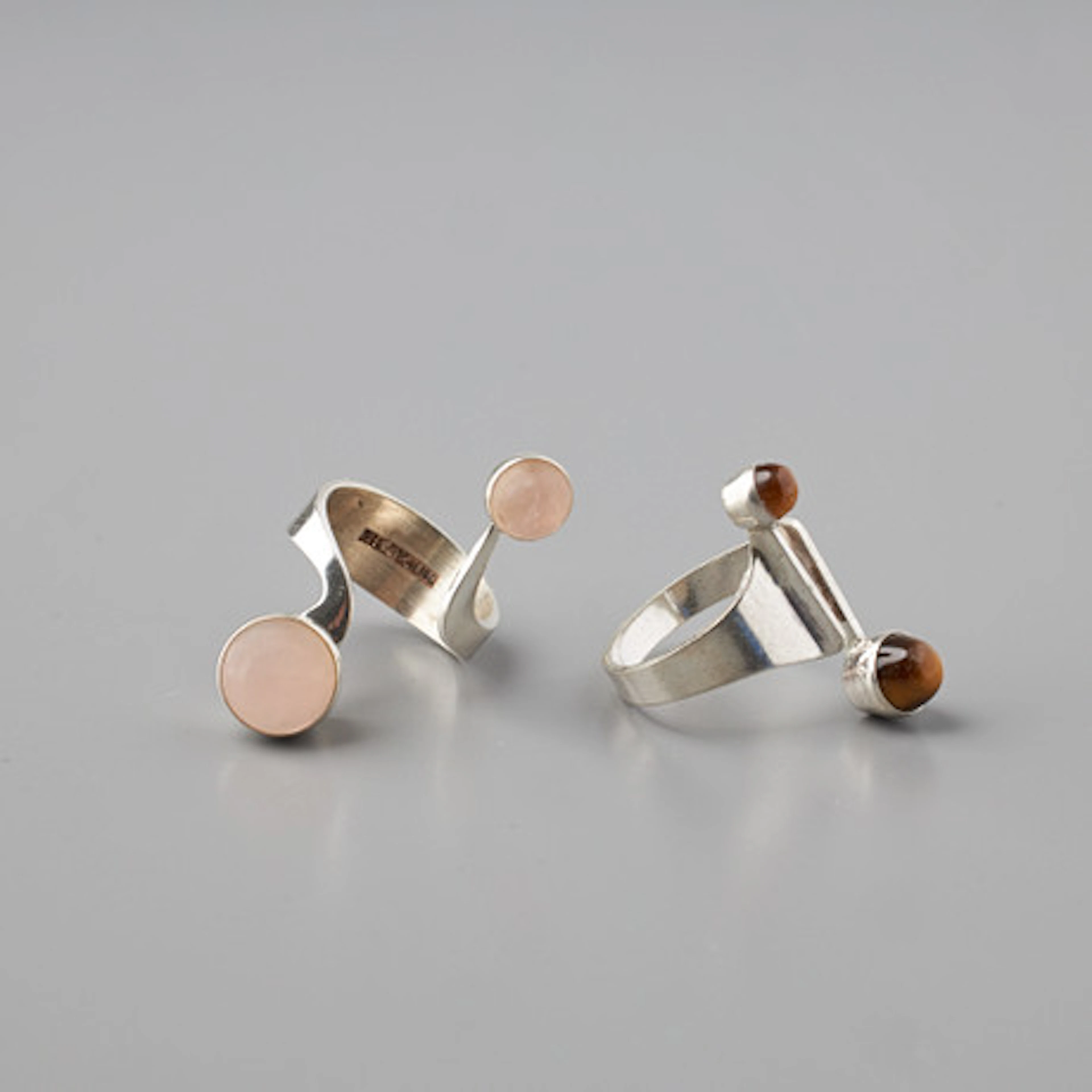 RINGAR, 2 st, rosenkvarts, tigeröga, silve…